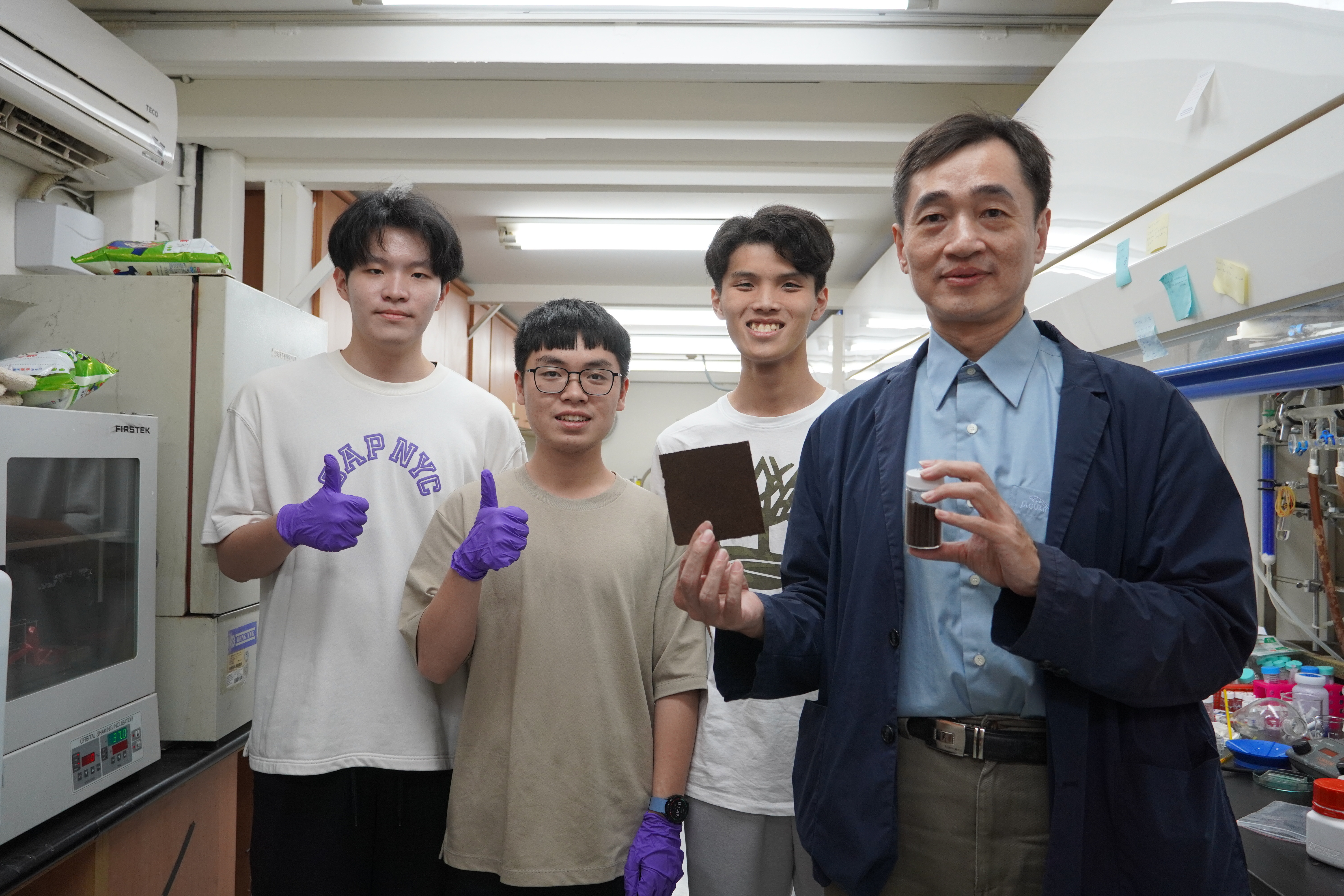 Professor Jem-Kun Chen from the Department of Materials Science and Engineering at Taiwan Tech leads a research team focused on developing eco-friendly soundproofing materials made from waste coffee grounds. These innovative materials combine sound insulation, deodorizing, and environmental benefits, demonstrating the potential for upcycling waste. From left: third-year students from the Department of Materials Science and Engineering Kai-Hsun Wang, Kuan-Ting Lee, An-Ting Chang, and Professor Jem-Kun Chen.