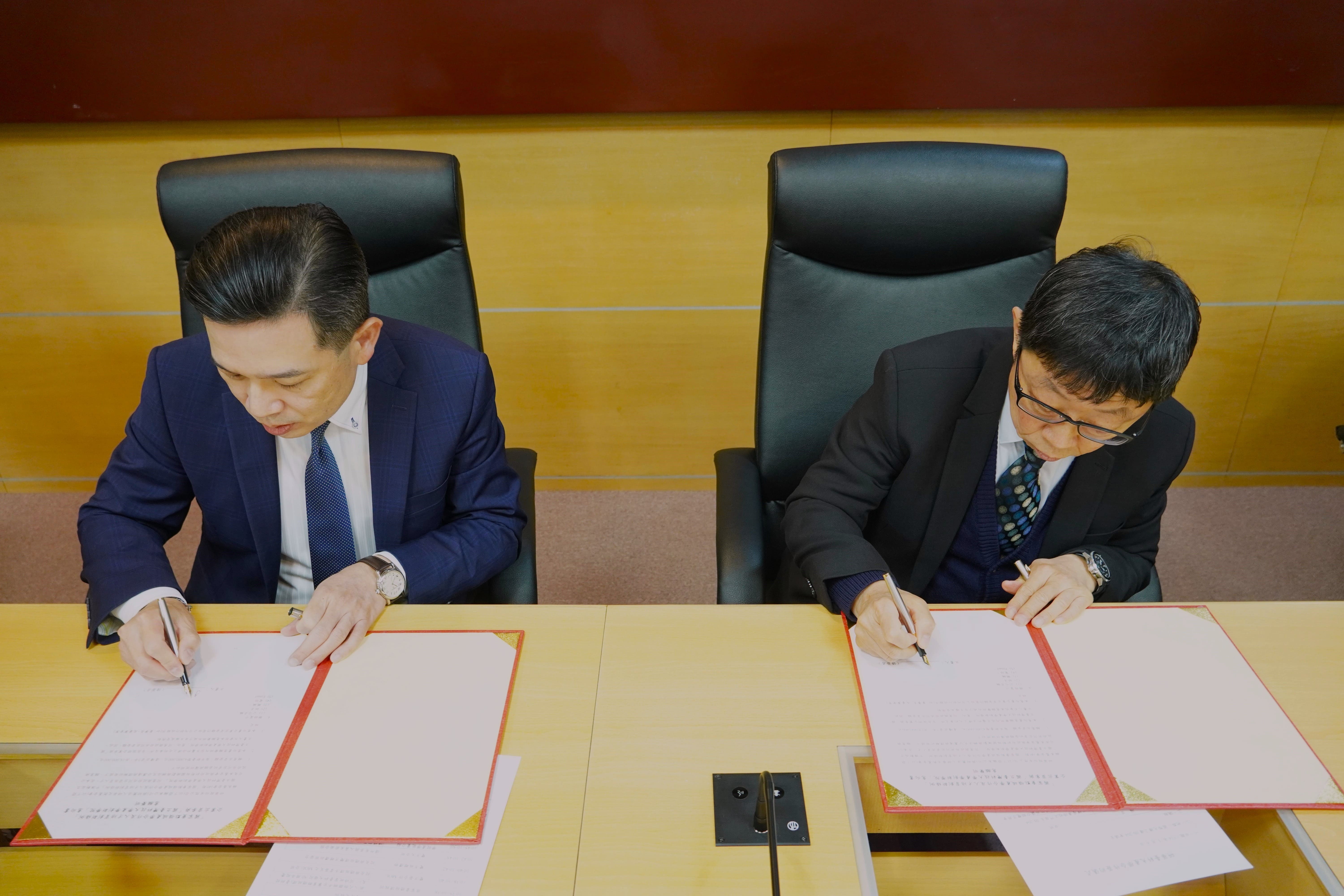 The industry-academia collaboration agreement was jointly signed by Taiwan Tech President Jia-Yush Yen (right) and Advantech Embedded IoT Group General Manager Jia-Hao Chang (left).