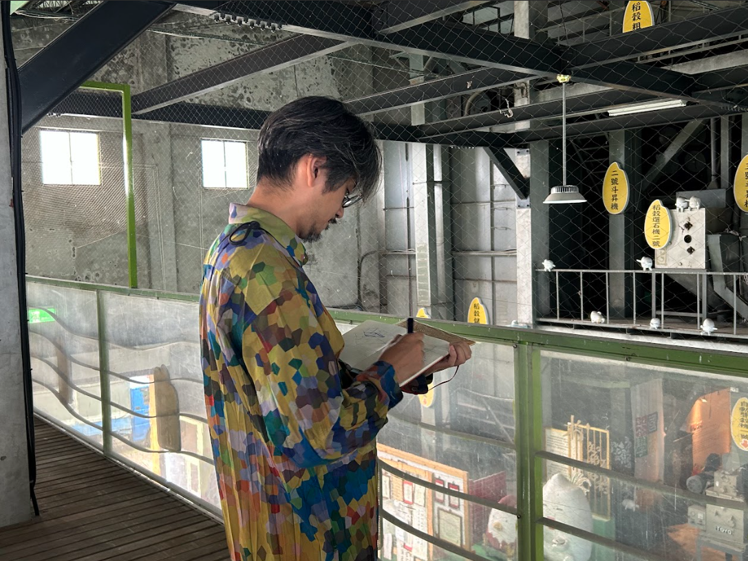 Associate Professor Taishi Watanabe of Waseda University’s Department of Architecture conducted an on-site inspection and documentation of the existing granary stage at the Guanshan Rice Country School.