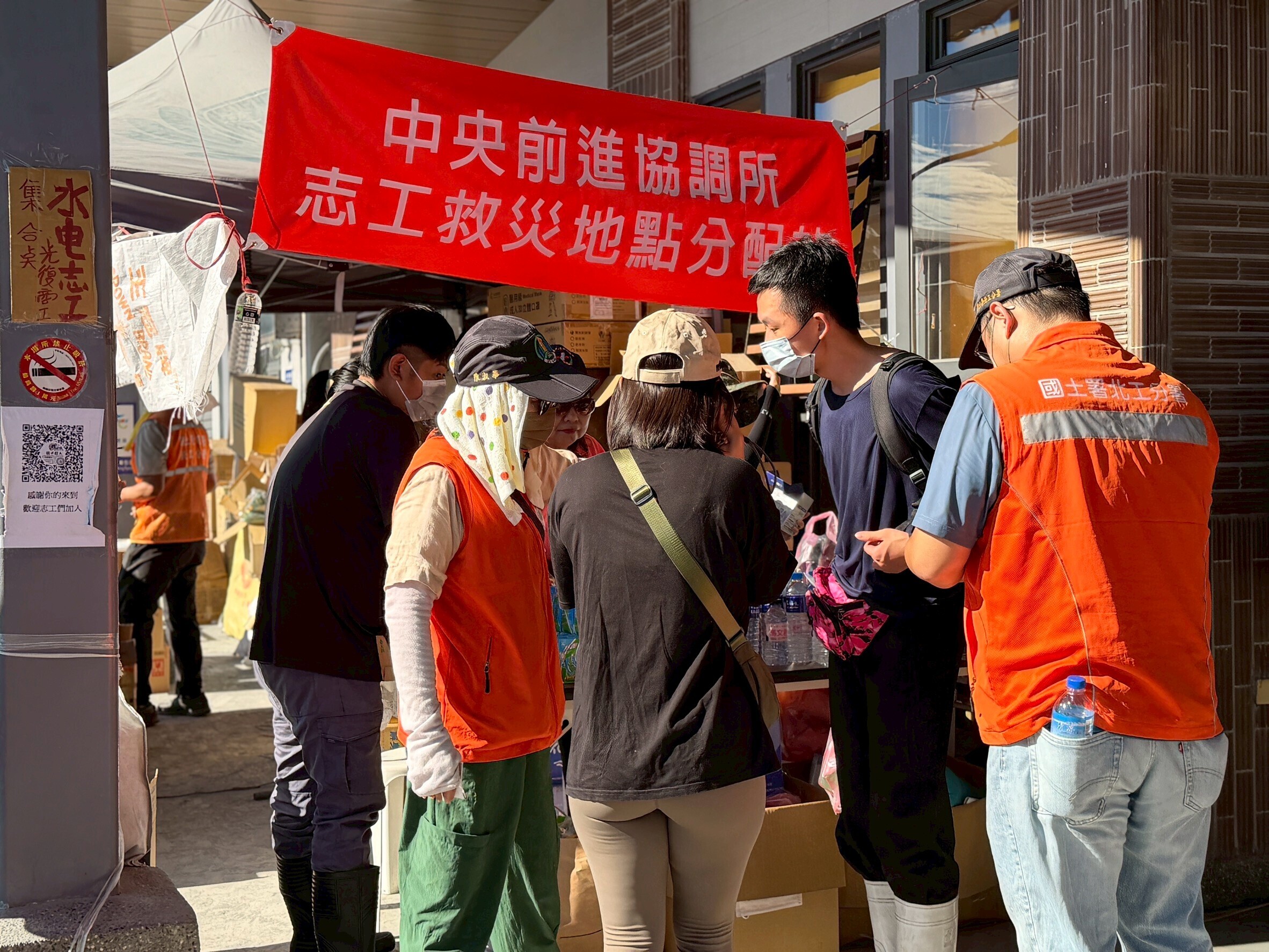 Taiwan Tech EMBA alumni heading to their assigned cleanup sites.