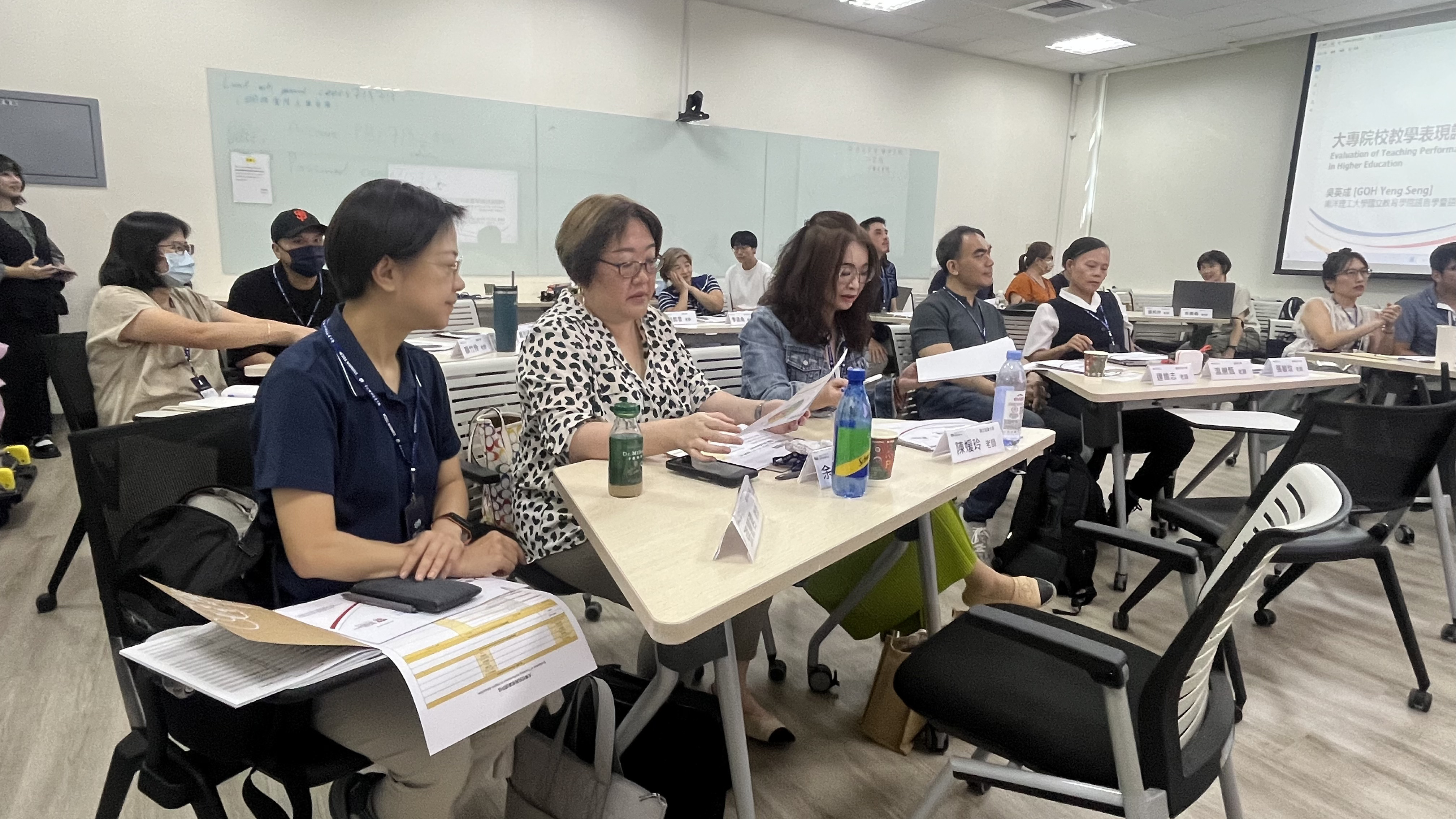 In addition to conducting in-depth analyses of teaching cases, participating teachers used standardized classroom observation forms developed by the center to carry out on-site observations and feedback exercises, enhancing the accuracy and practical value of their evaluations.