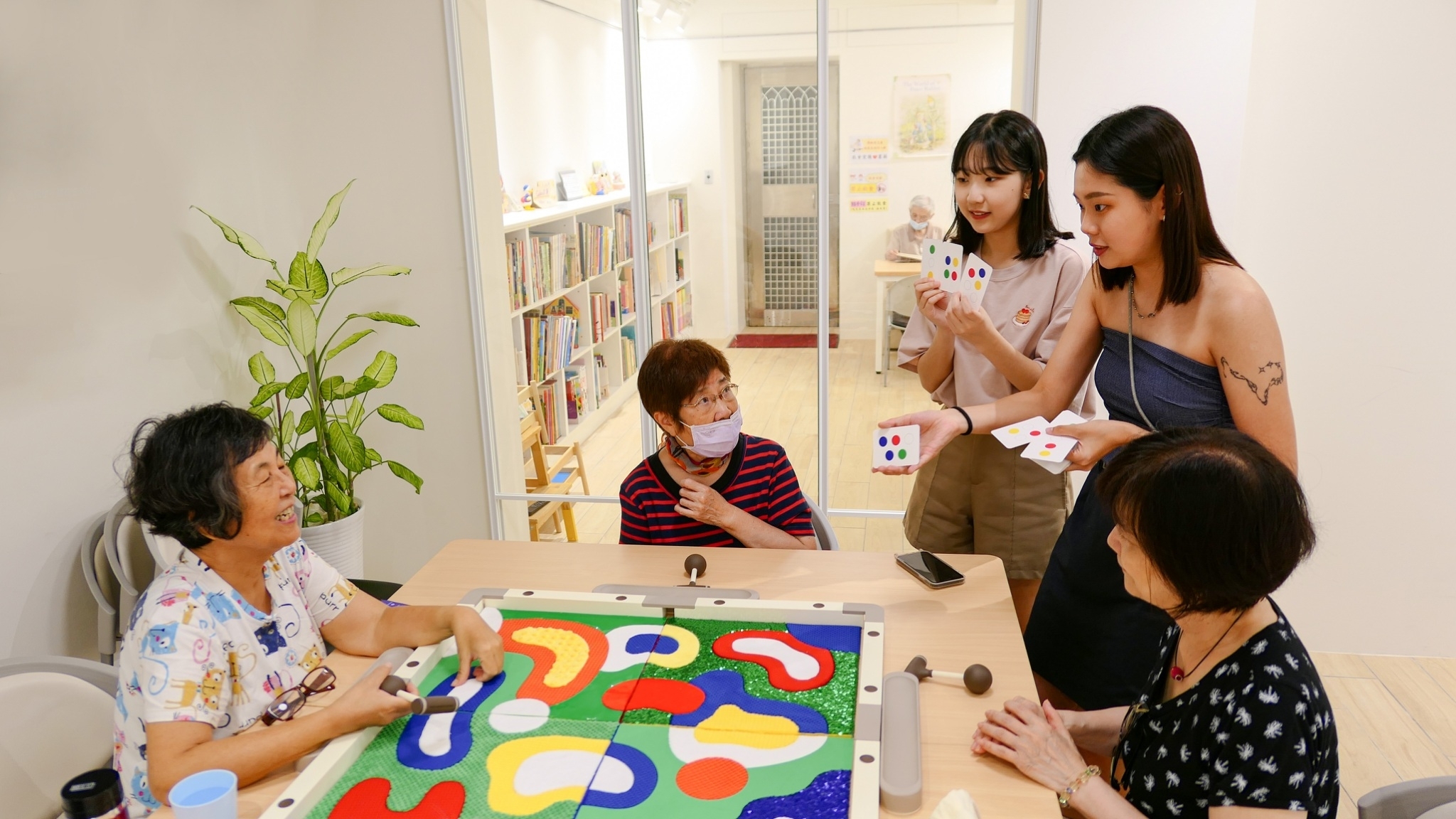 The team explained the rules to the elderly and introduced additional accessories like cards to expand the range of gameplay.