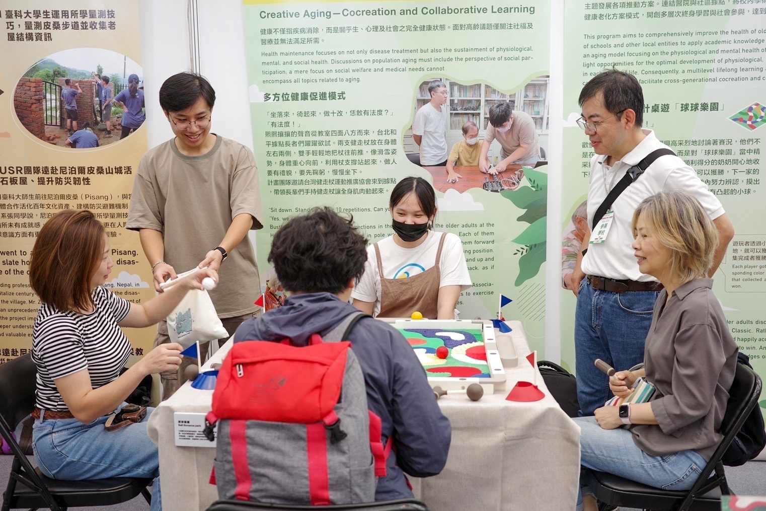 The project leader, Professor Zhen-Yu Gao from the Graduate Institute of Biomedical Engineering at Taiwan Tech (top right), led the team's participation in the 2023 USR Social Engagement Intercollegiate Exhibition in the Northern Region.