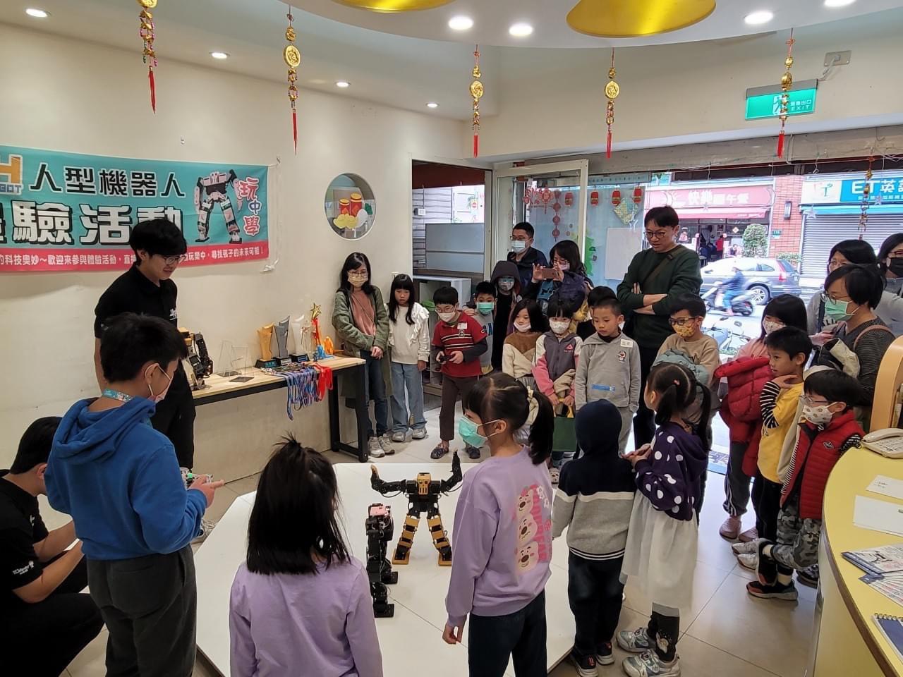 Jui-Chieh Lin collaborates with private educational institutions to enable more children to engage with robotics.
