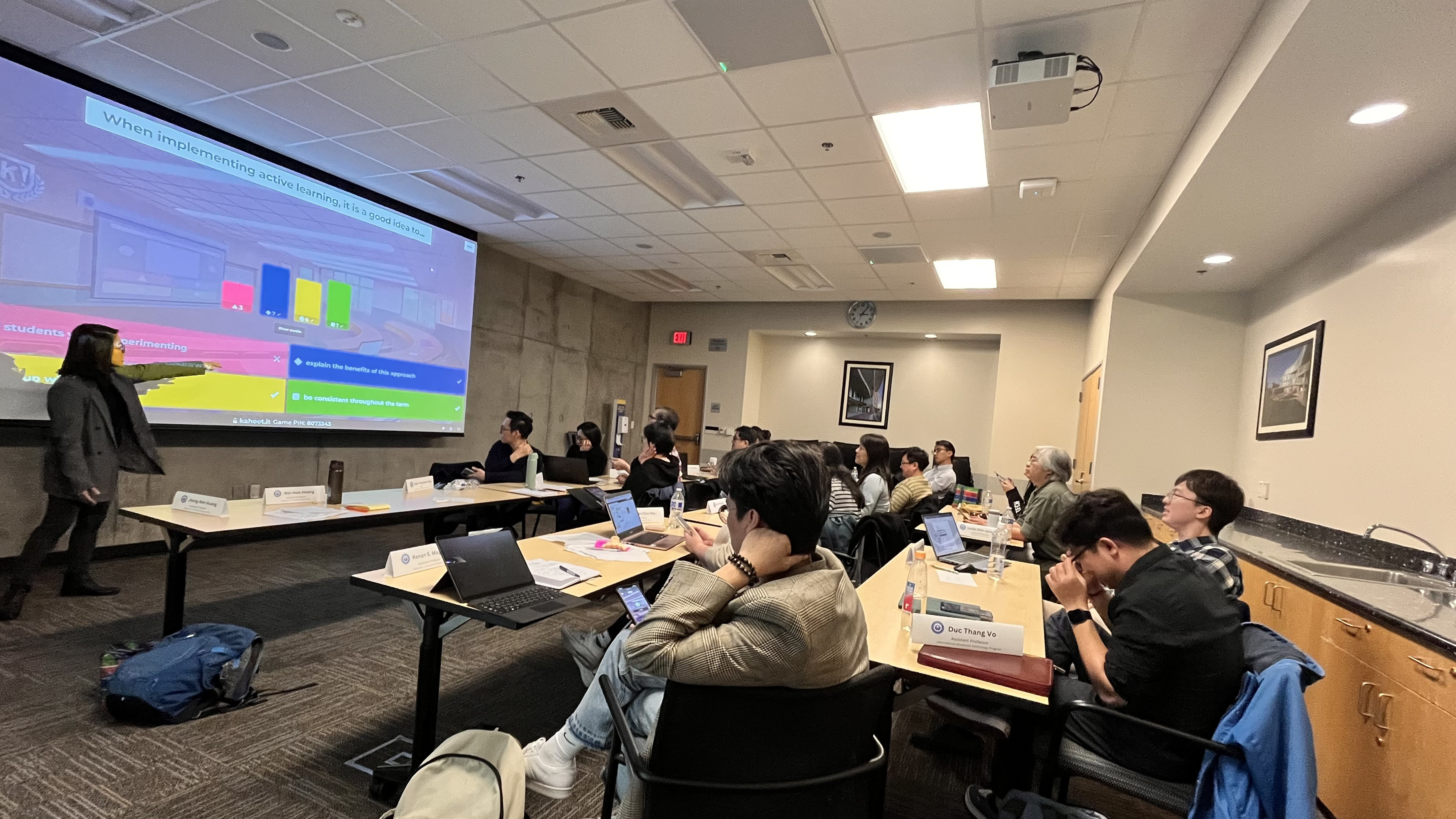 Training teachers actively experience the course design and teaching steps that Cathy Vimuttinan uses to guide students in active learning during the workshop.