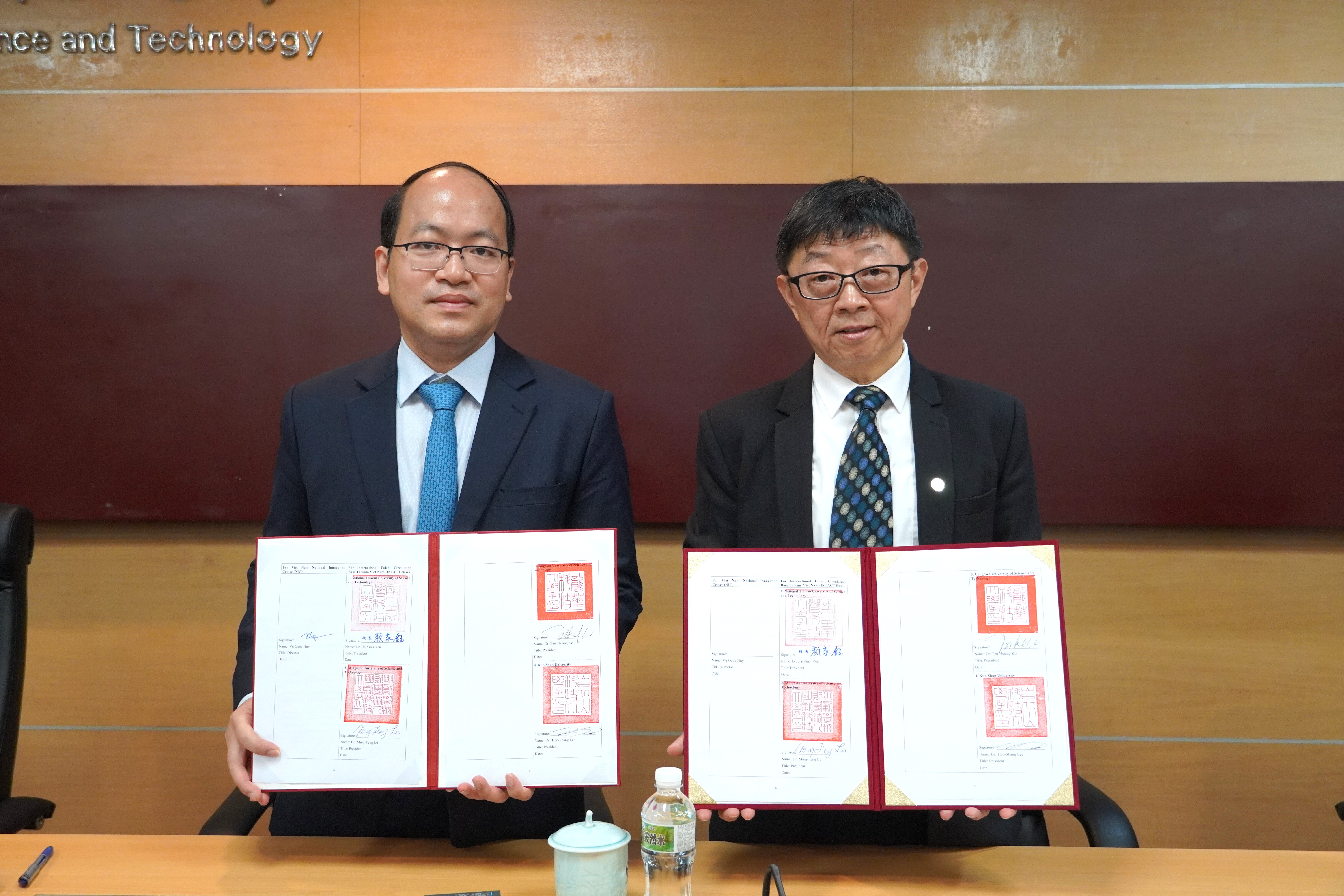 Recently, Taiwan Tech President Jia-Yush Yen (right) and Vũ Quốc Huy, Director of Vietnam’s National Innovation Center (NIC), signed a memorandum of understanding to promote Vietnamese students enrolling in the New Program in Taiwan, as well as to develop dual-degree programs, academic exchanges, and overseas research initiatives.