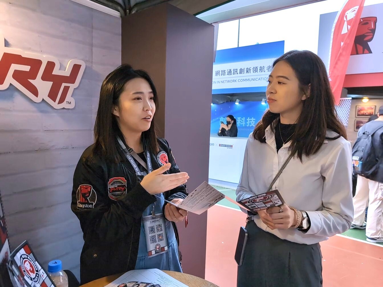 Pei-Juan Liao (right), a fourth-year student from the Department of Business Administration, hopes to join a tech company in the future and plans to gain work experience through internships during her graduate studies.