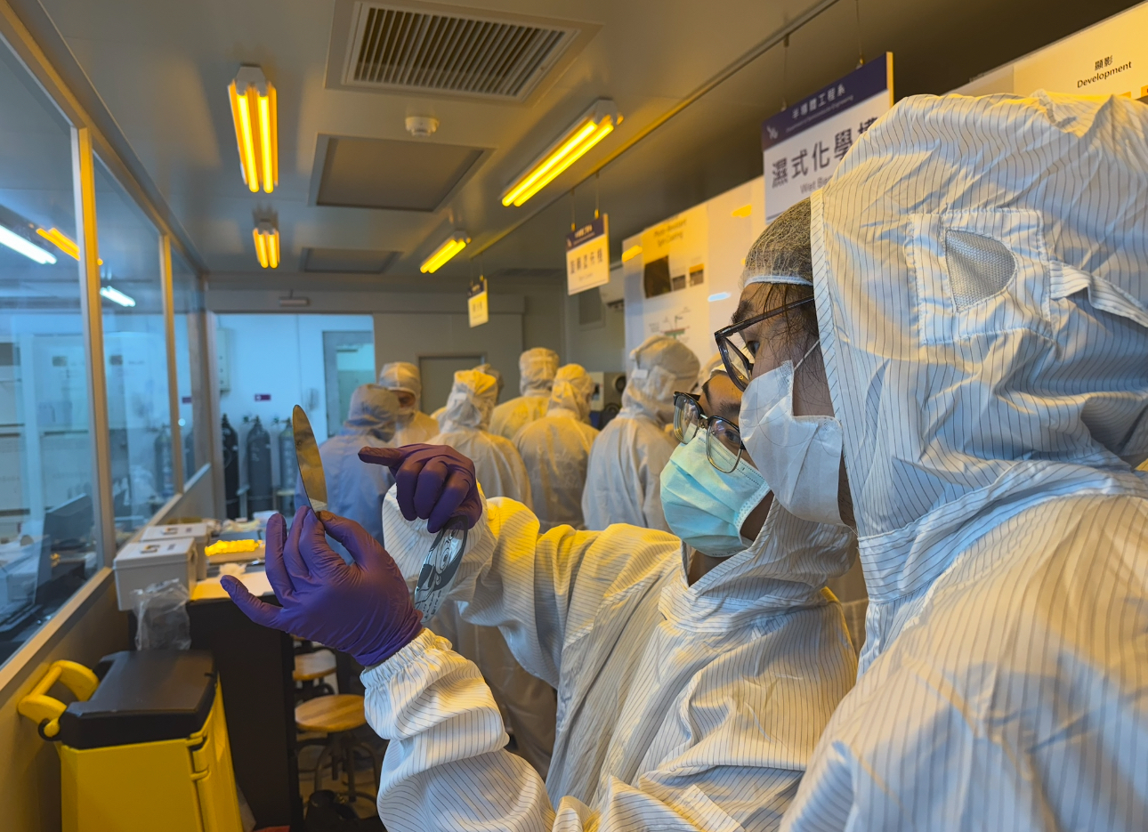 Staff from the Semiconductor Device Processing Center guided participants in observing the wafer morphology after photolithography and development.