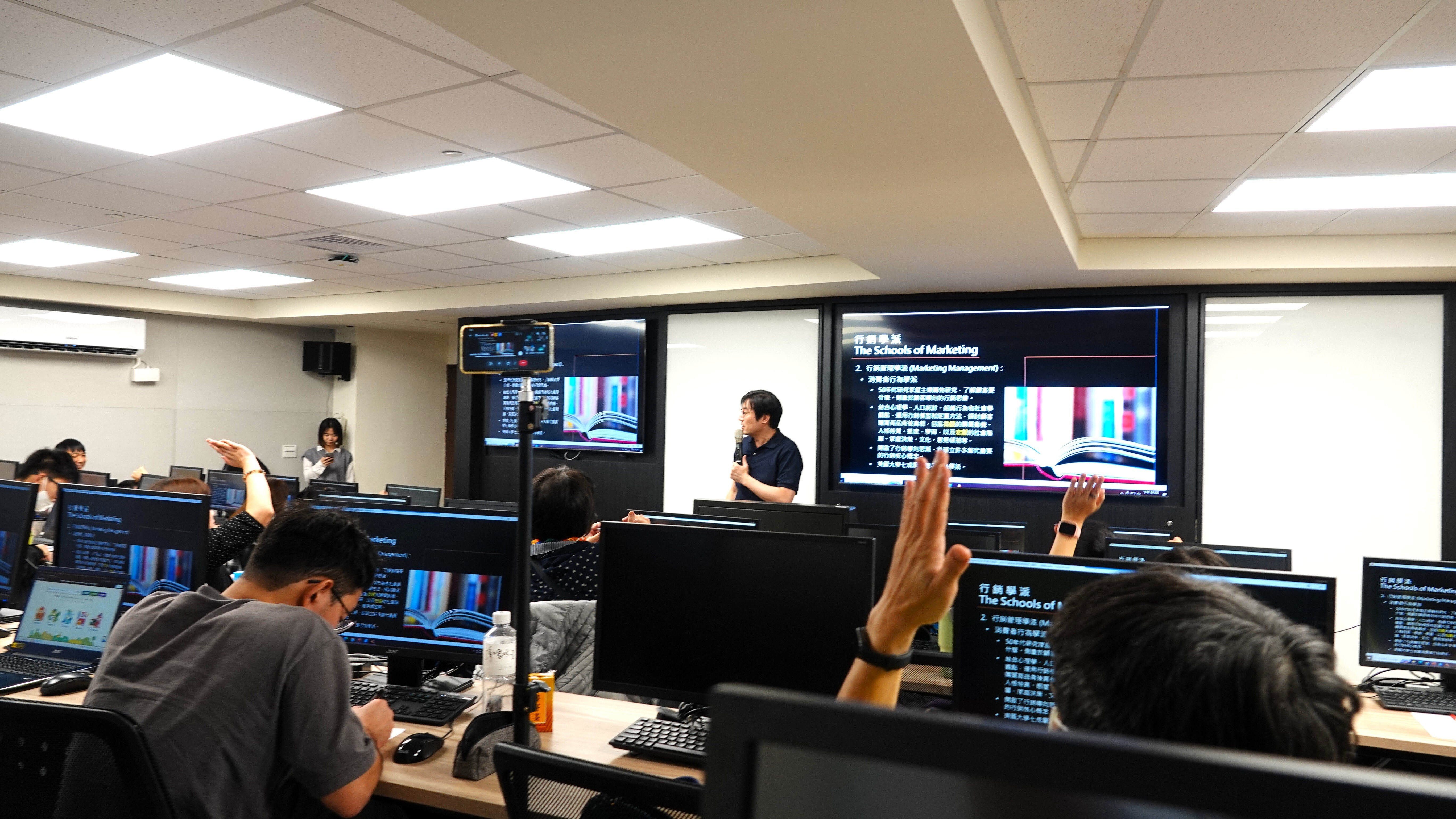 “During the AI Seed Teacher Workshop, participants actively raised questions and engaged in discussions.”