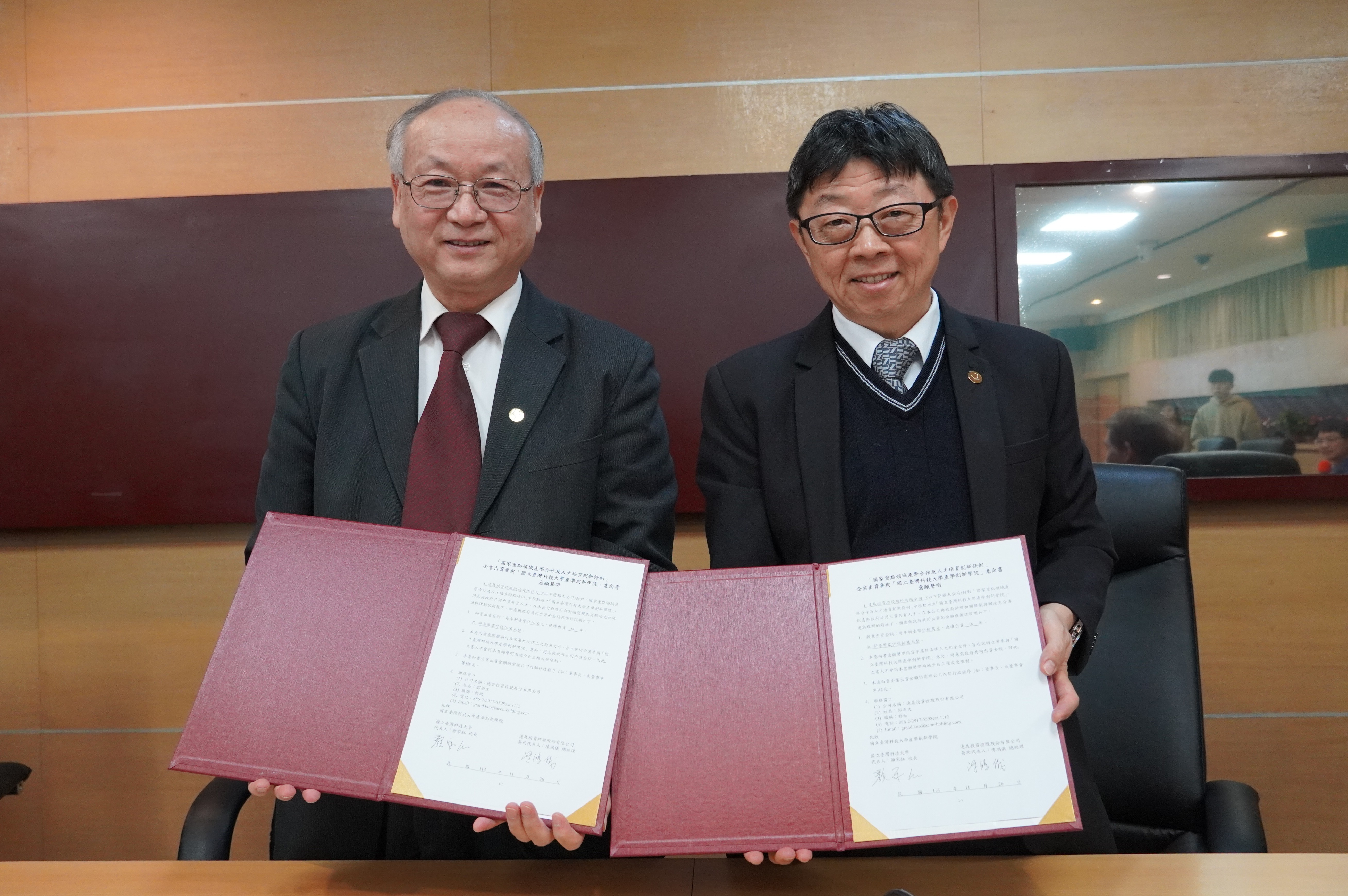Taiwan Tech President Jia-Yush Yen (right) and Acon-Holding Inc. General Manager Hung-Yi Chen (left) sign the industry–academia cooperation memorandum of understanding.