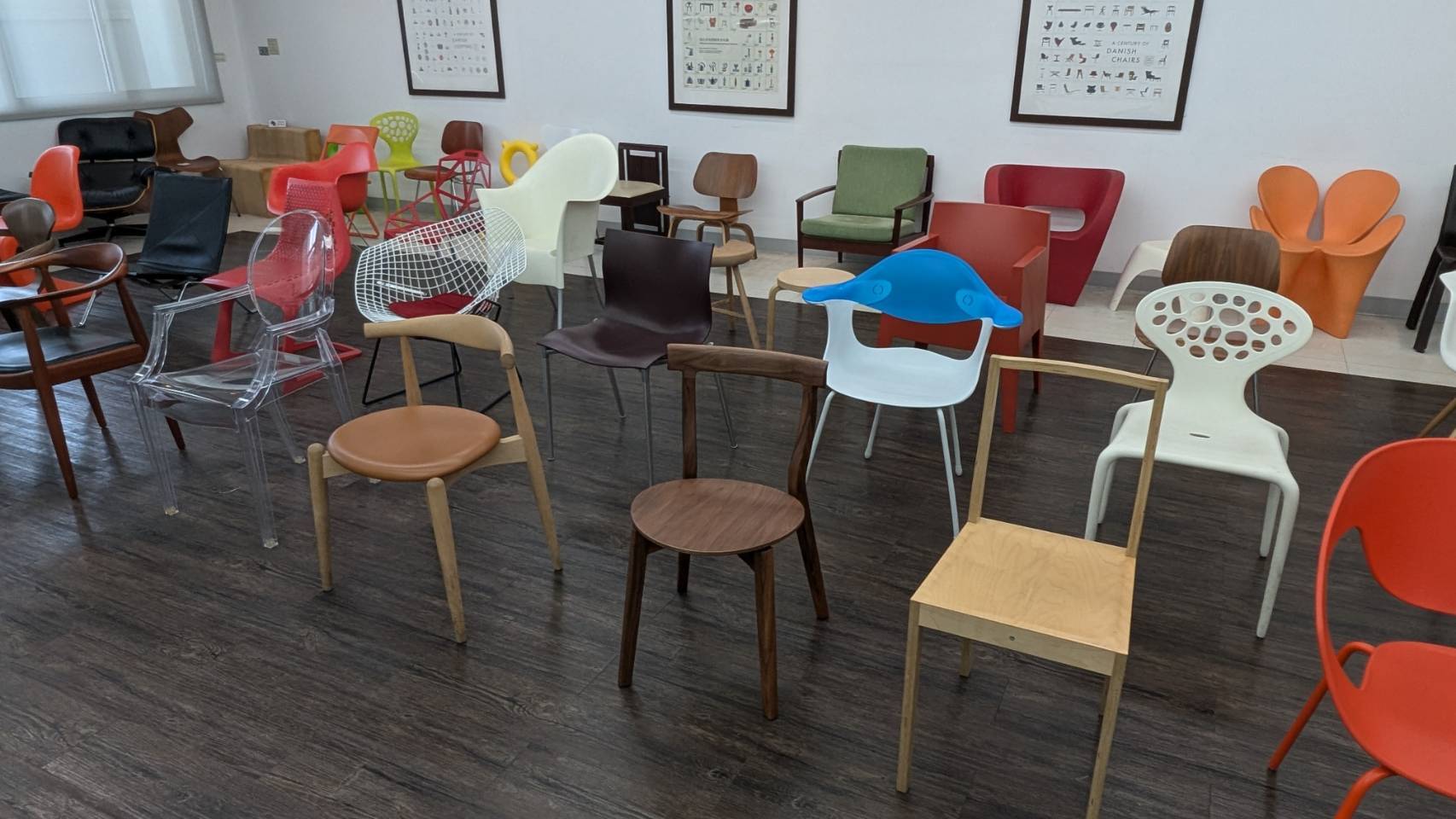 Taiwan Tech’s Department of Design “Classic Classroom” features 55 iconic chairs, allowing students to sit, touch, and experience the design details firsthand.