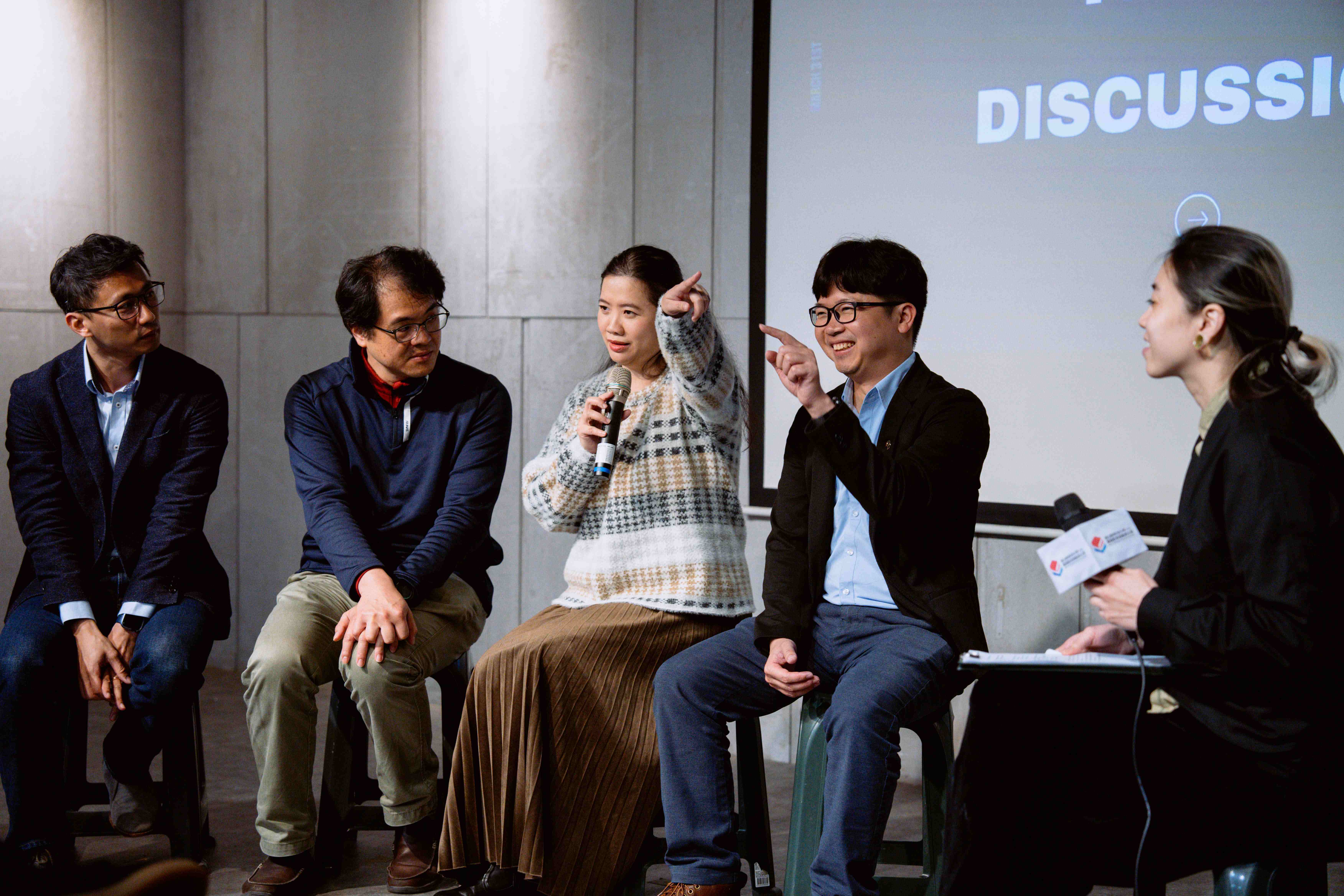 The event featured presentations by the participating teachers, who took turns sharing their insights from the training, followed by interactive discussions in a dialogue format.