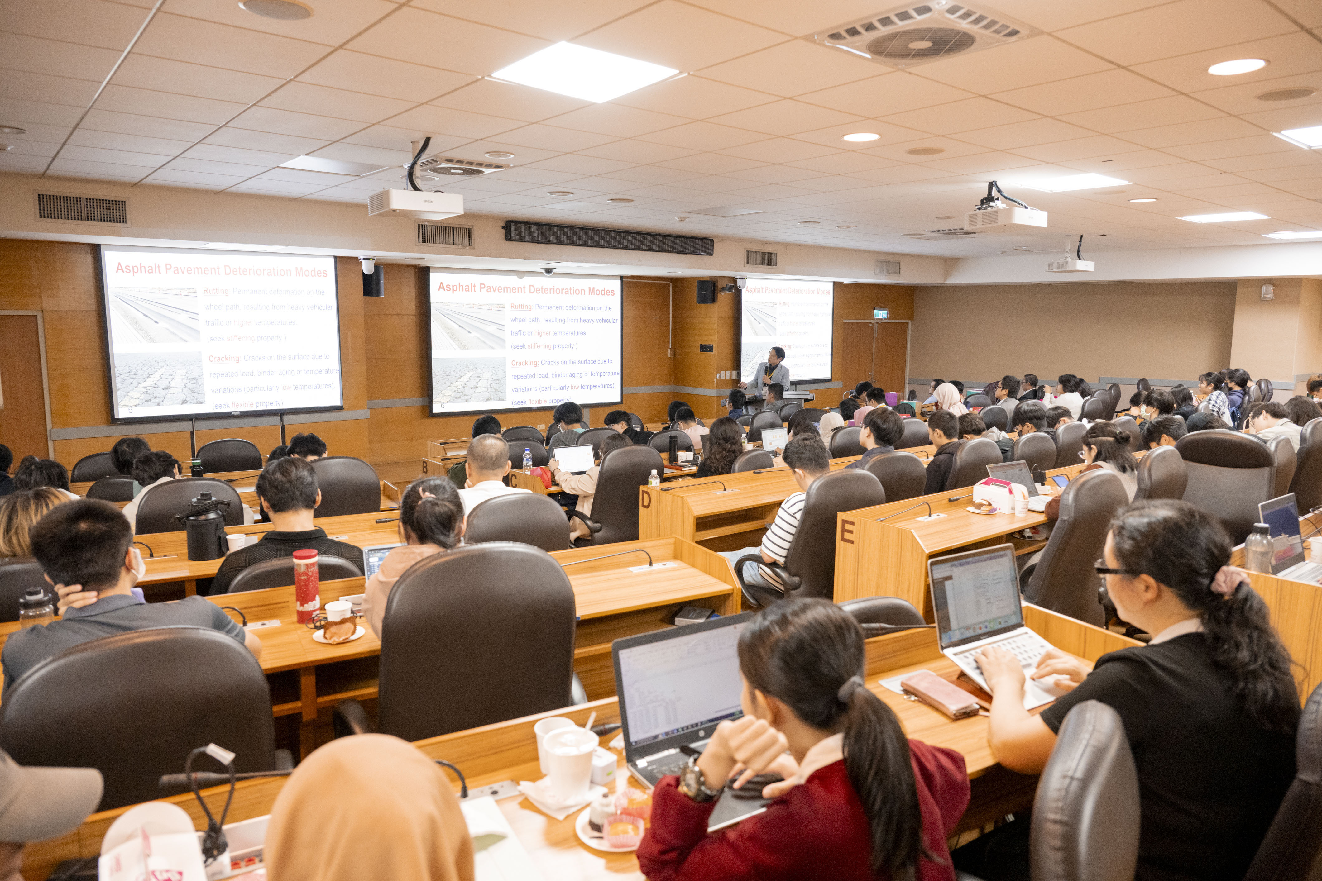 Professor Min-Chih Liao from the Department of Civil and Construction Engineering at Taiwan Tech shared a presentation at the seminar on the topic: “Incorporating Plastic Materials into Road Engineering: Characteristics and Applications”.