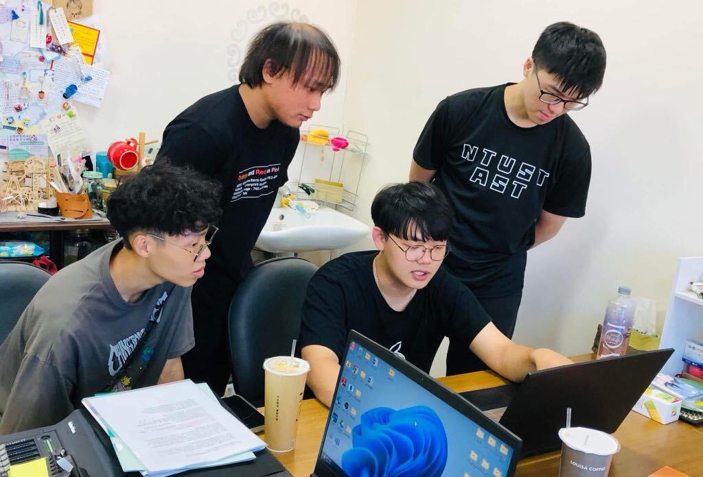 Each activity organized by the “Sweet Potato Ball Volunteer Team” is fully student-led—from curriculum design and equipment preparation to on-site teaching and interaction—requiring the integration of skilled talents from diverse fields. Pictured: the team preparing for deployment.