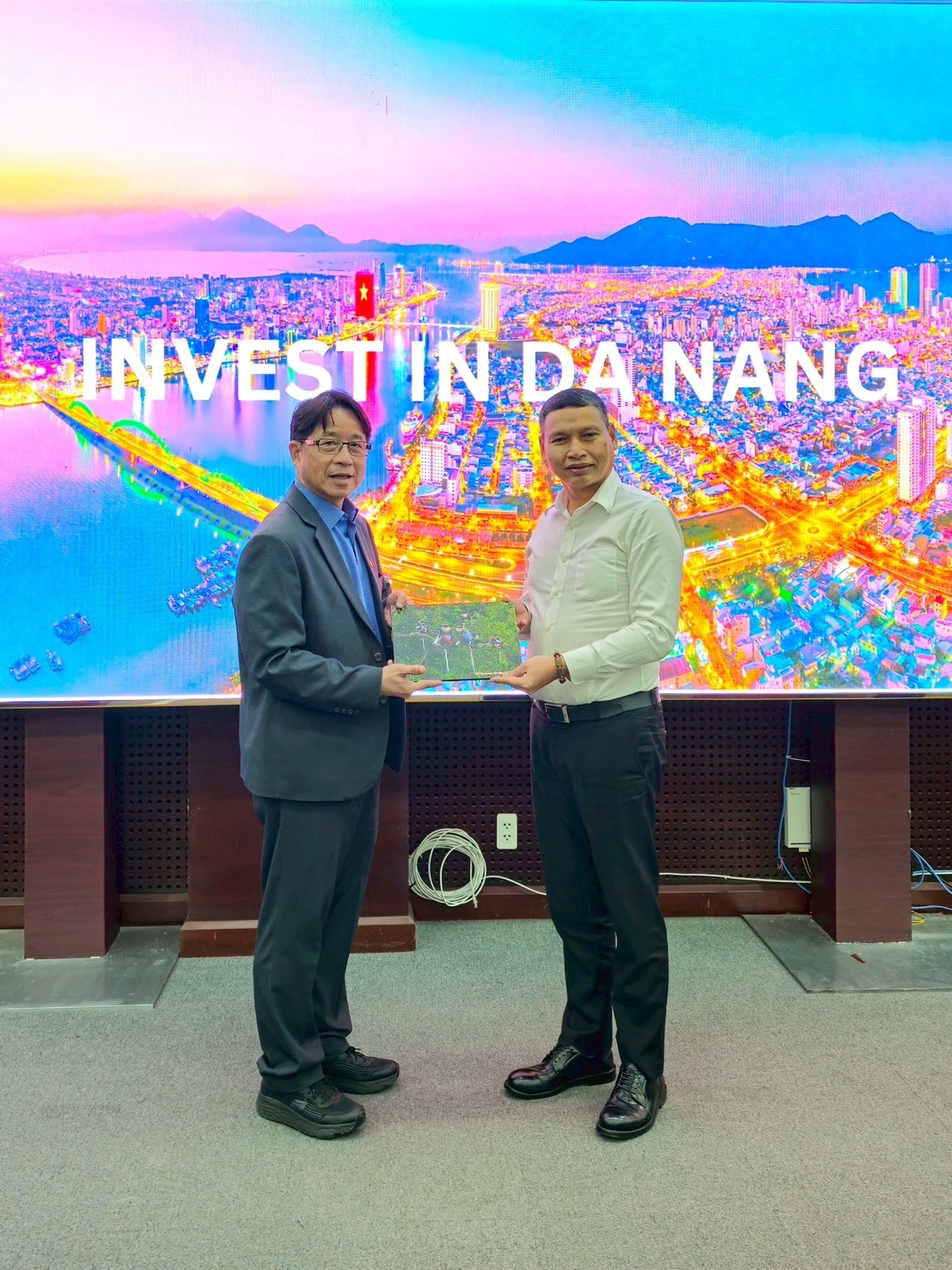 臺科大副校長周子銓(左)與峴港市政府副市長Hồ Kỳ Minh(右)互贈紀念品