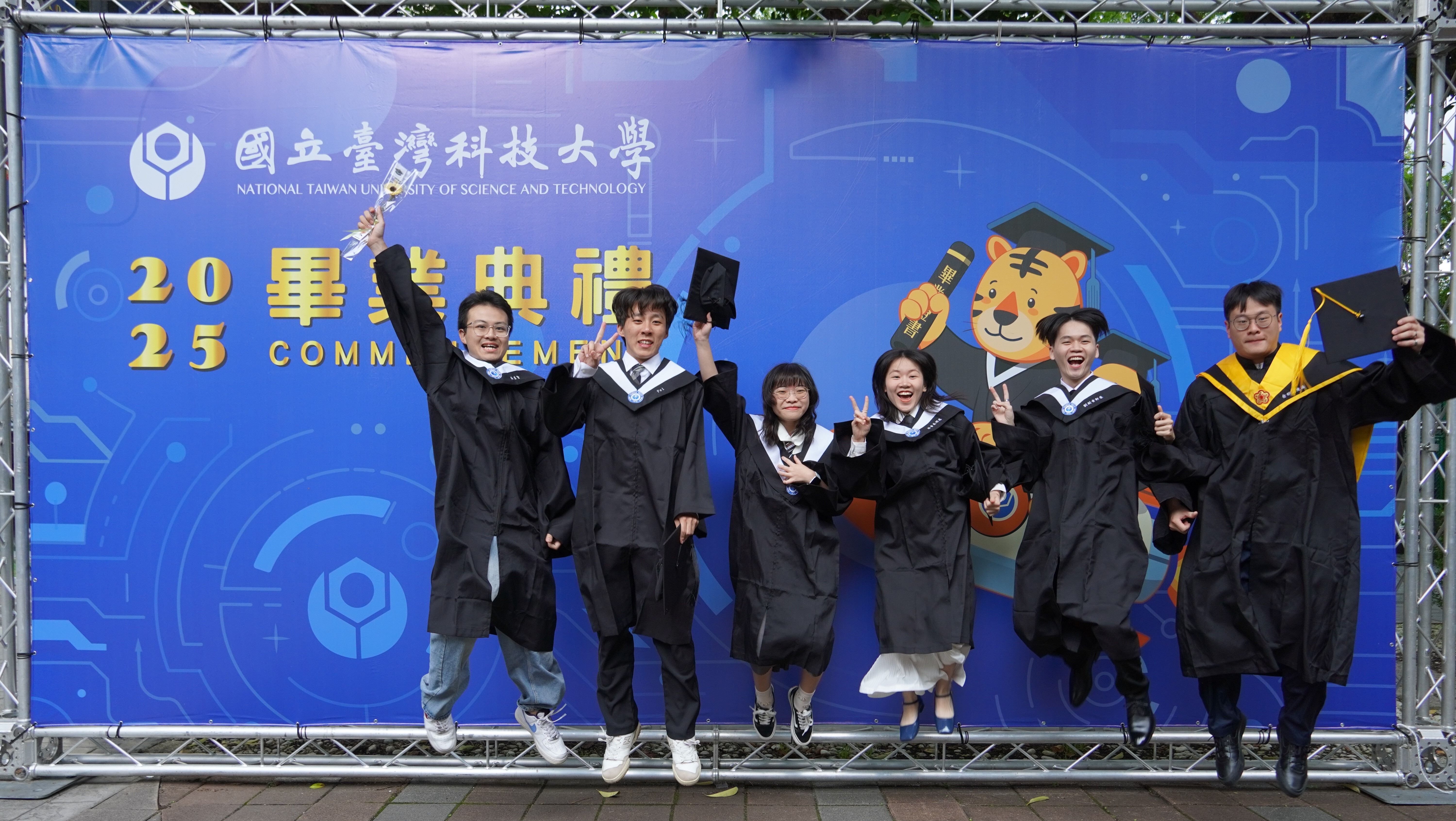 Taiwan Tech held its 2024 graduation ceremony on May 24, with many students gathering on campus to take commemorative photos with their classmates.