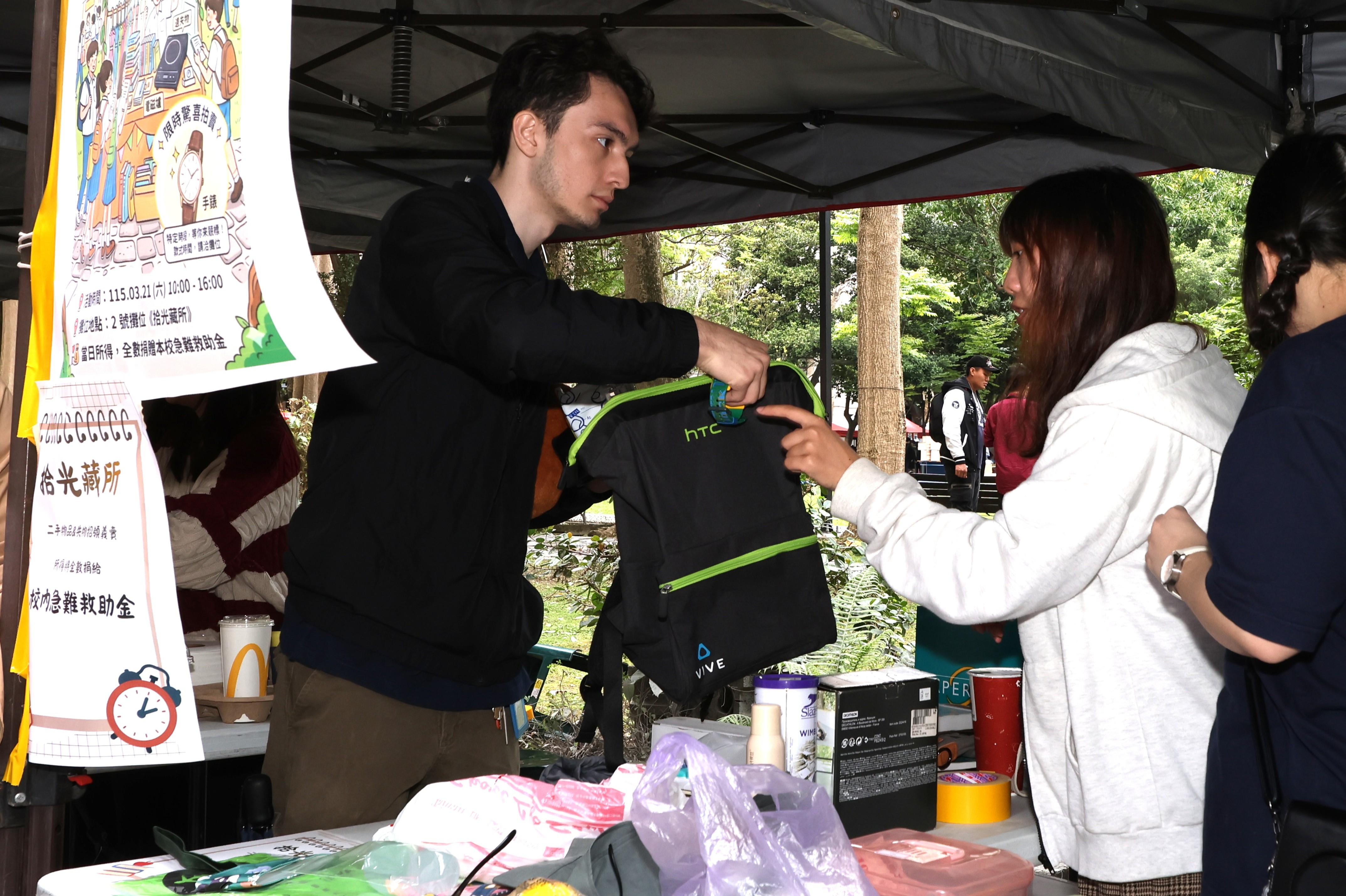 The second-hand charity stall “Time treasures” sells unclaimed lost items from the campus as well as donated second-hand goods. All proceeds will be donated to the campus emergency relief fund. Photo by Fei-Yang Yu.