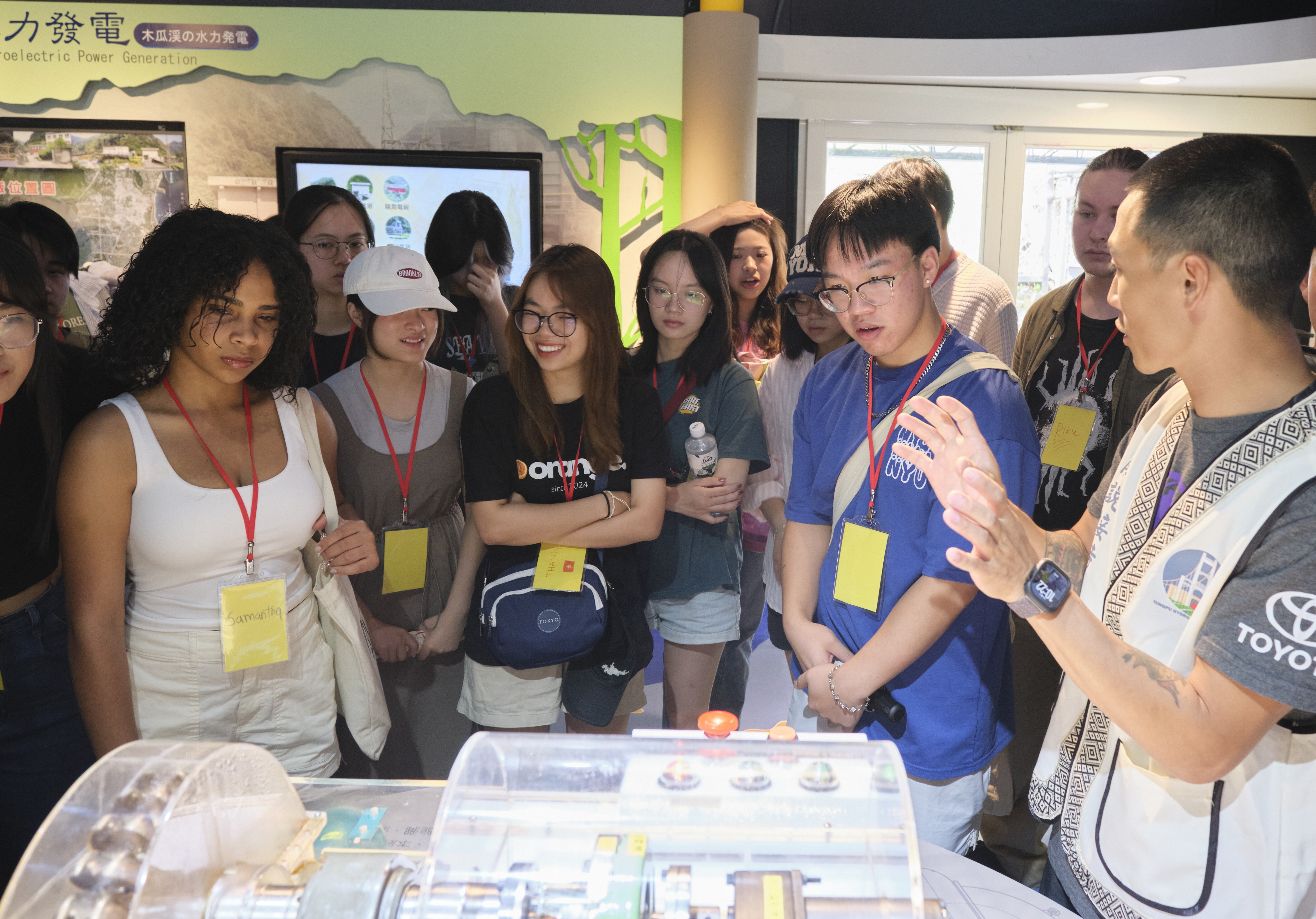 Team members visited the Tongmen Mugua River Story House to learn about hydropower.