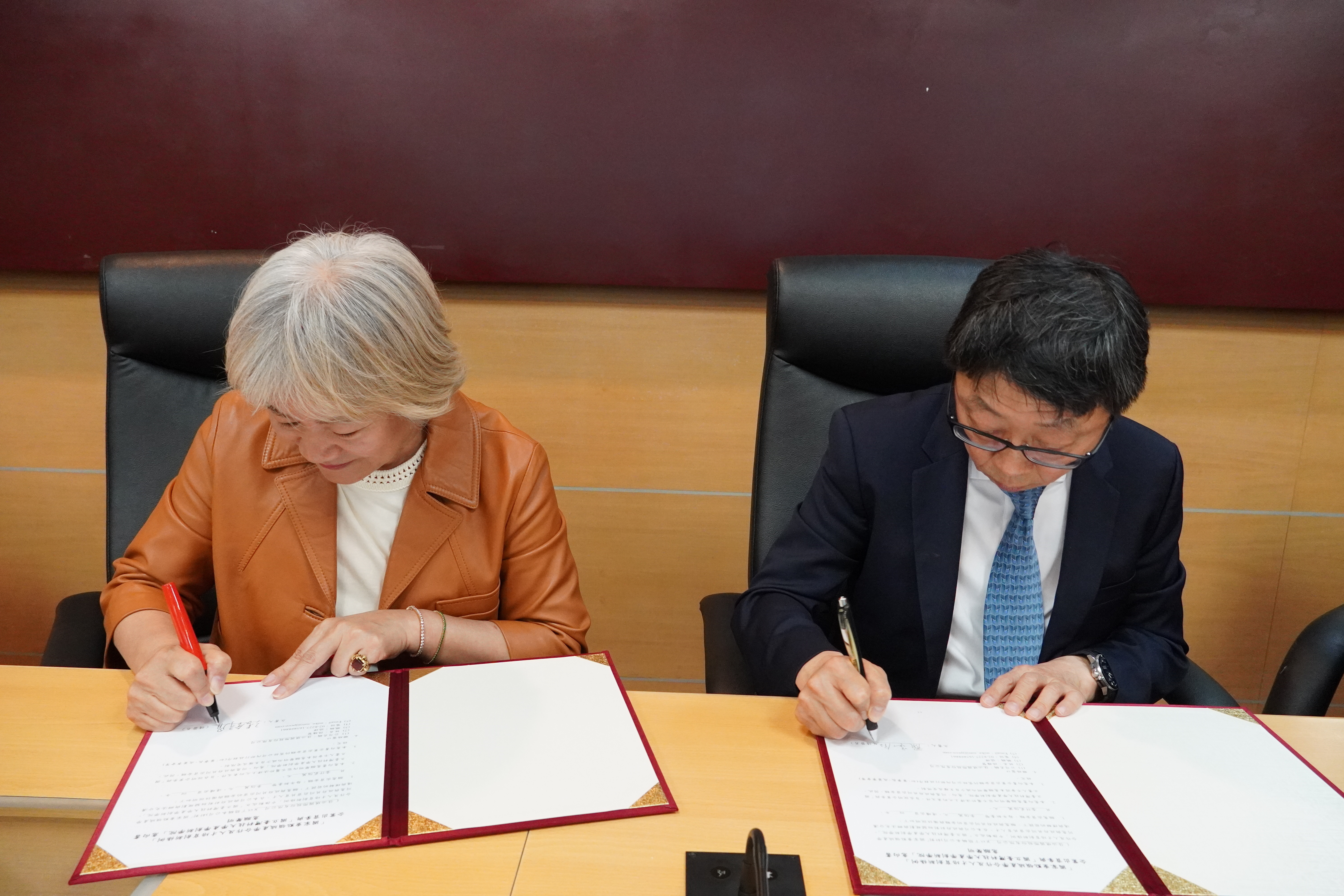 At the signing ceremony, left: JPC Connectivity Chairperson Shu-Mei Zhang; right: Taiwan Tech President Jia-Yush Yen.