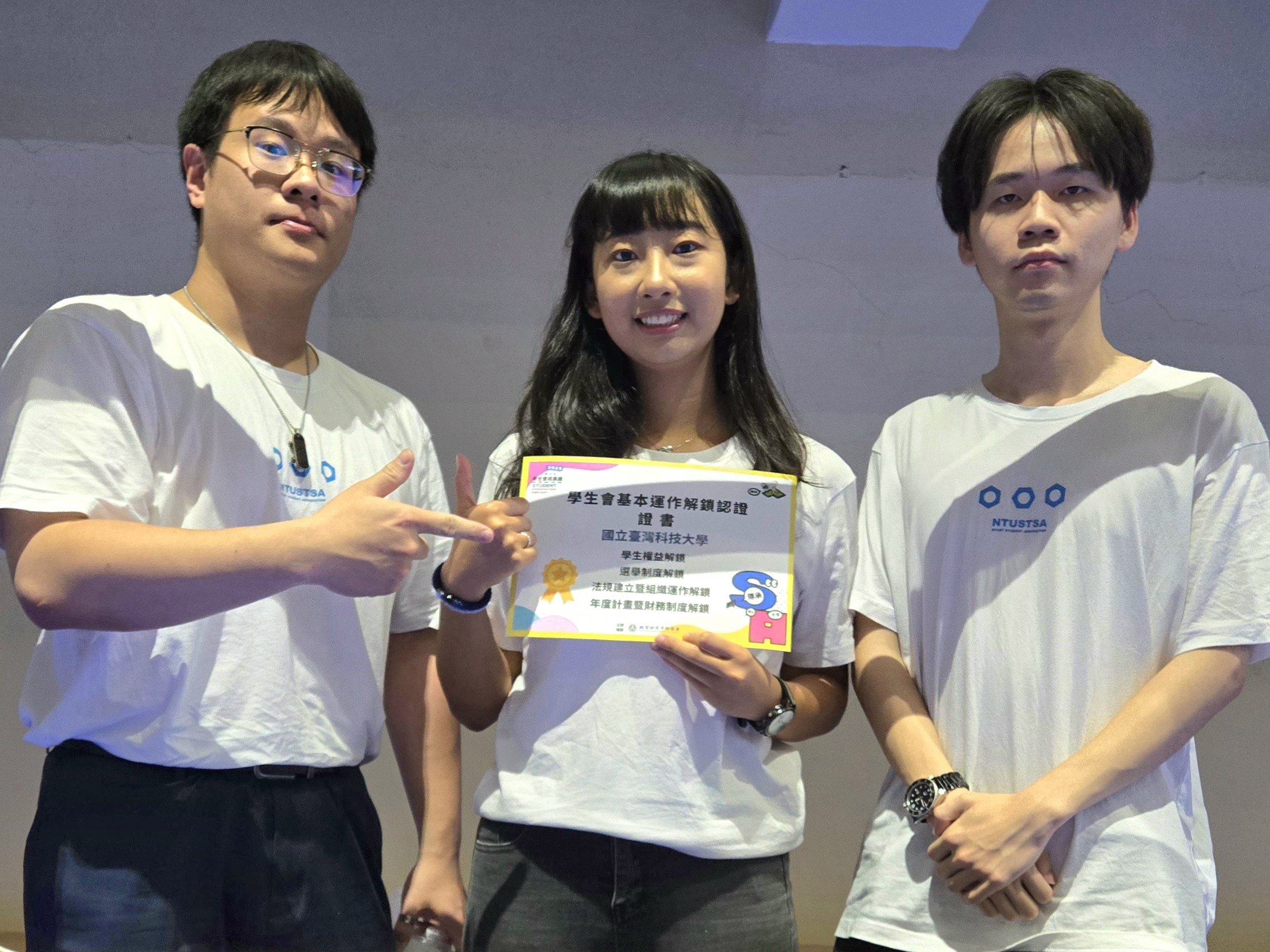 Former Student Council Speaker Fei-Yang Yu (left), former Student Association President Hsin-Chi Lai (center), and current Vice President Hsuan-Hao Liu (right) served as guides, helping other universities better understand the operational model of the Taiwan Tech Student Association.