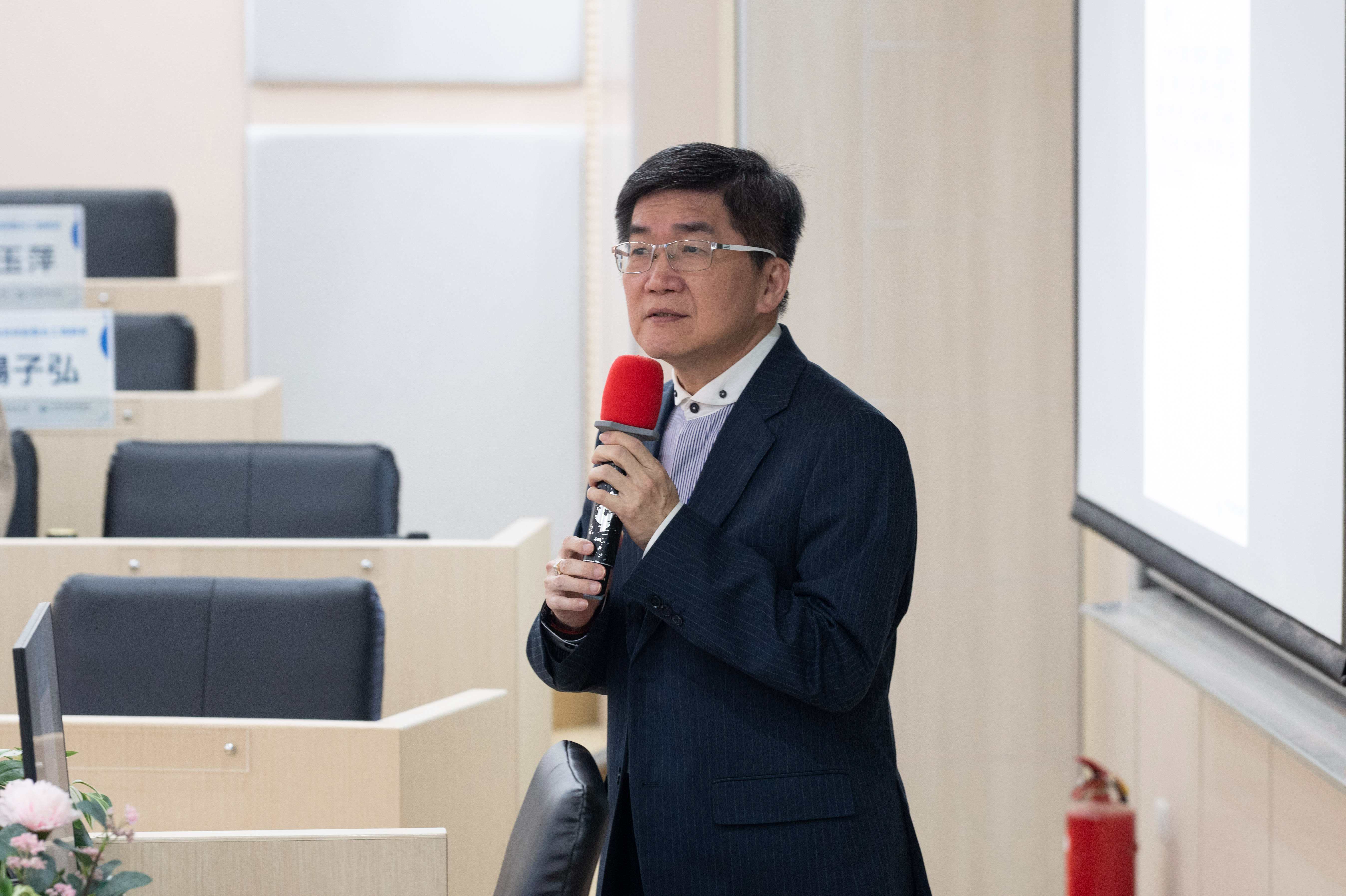Ming-Yuan Kang, Secretary-General of the Taiwan Association of Logistics Management, provided an overview of the program.