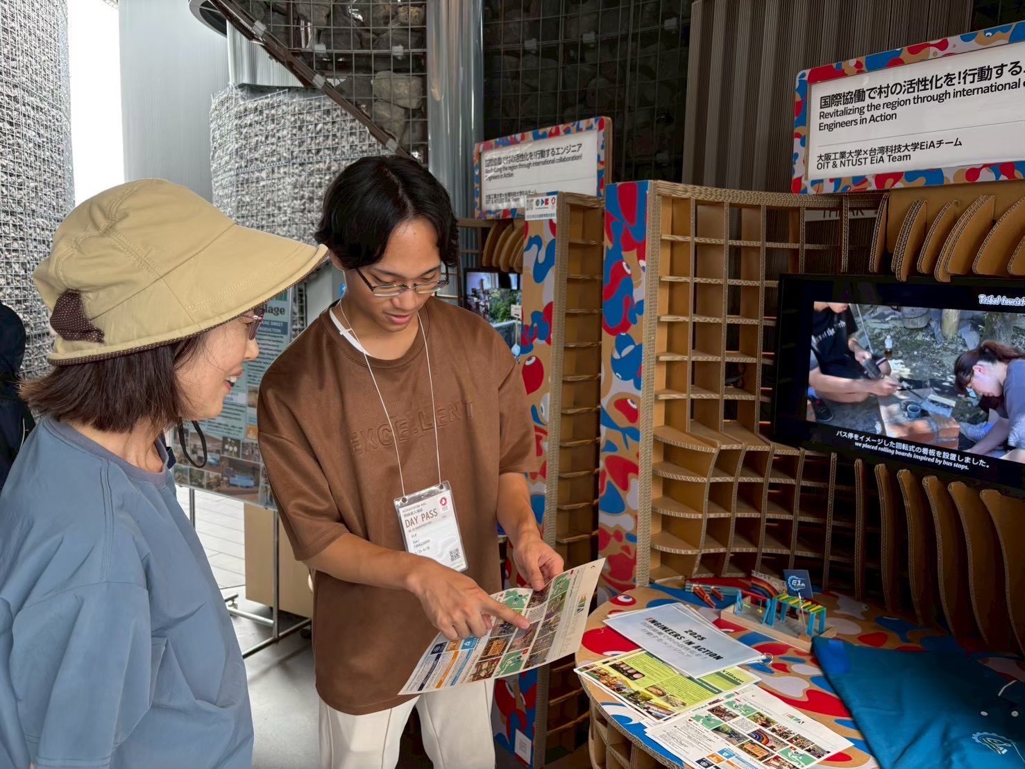 A student from Taiwan Tech’s Engineers in Action Program (right) introduces multiple cross-national USR achievements to exhibition visitors.