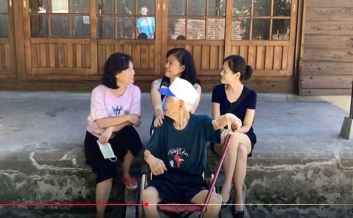 Senior learner Lian-Chu Liao used AI to generate an image of her father in a wheelchair, turning back with a gentle smile.