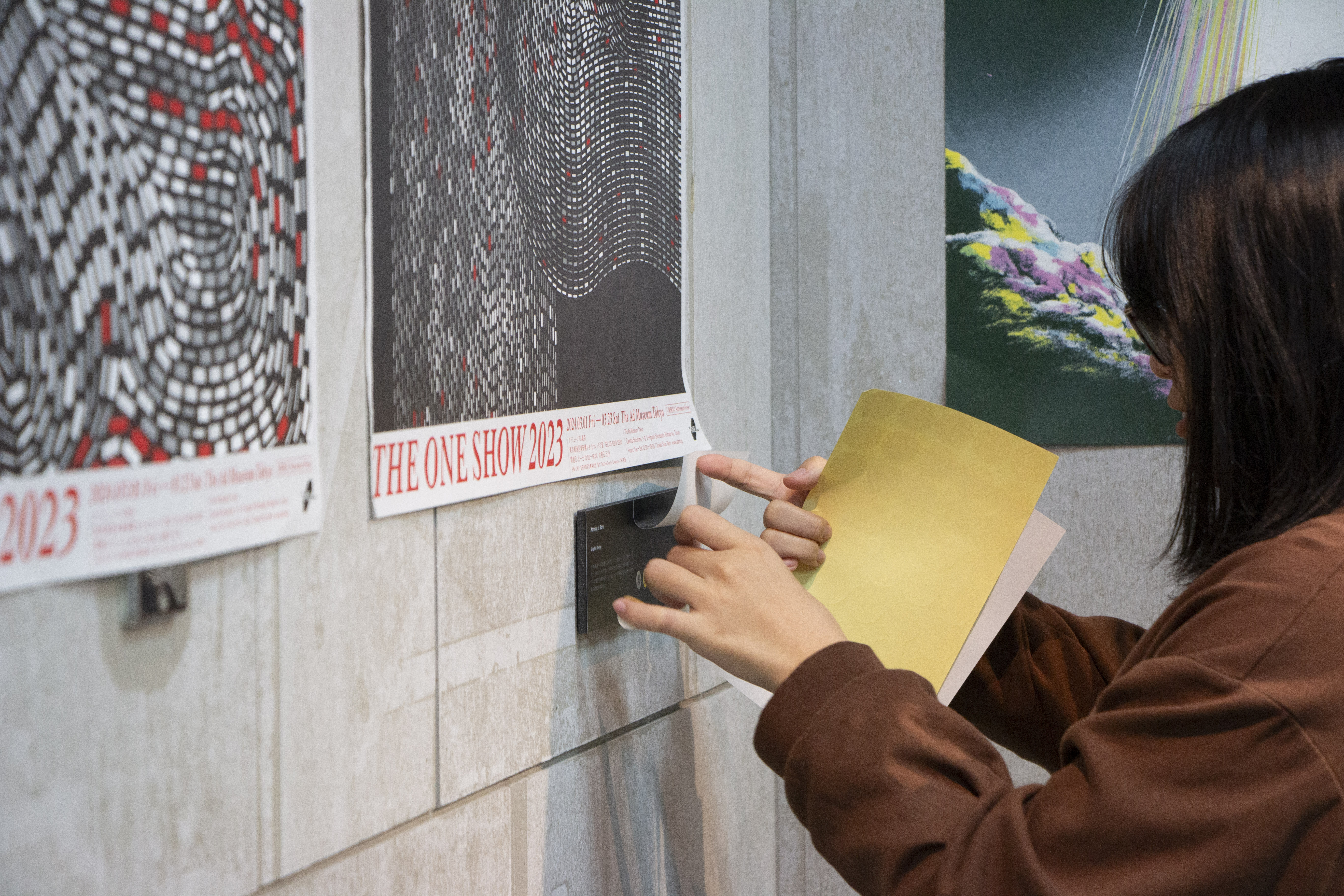 Each visitor receives a specially designed judge’s invitation card and scoring stickers, allowing them to evaluate the works based on their own cultural background, values, and worldview.