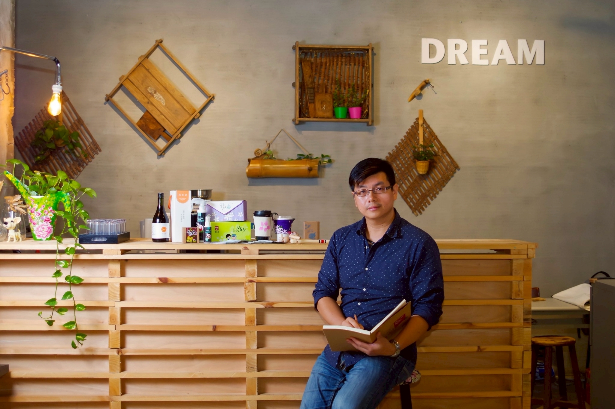 Rui-Ren Huang made the bold decision to leave his high-paying job as an R&D engineer at TSMC to pursue entrepreneurship in the audiovisual and cultural creative industry.