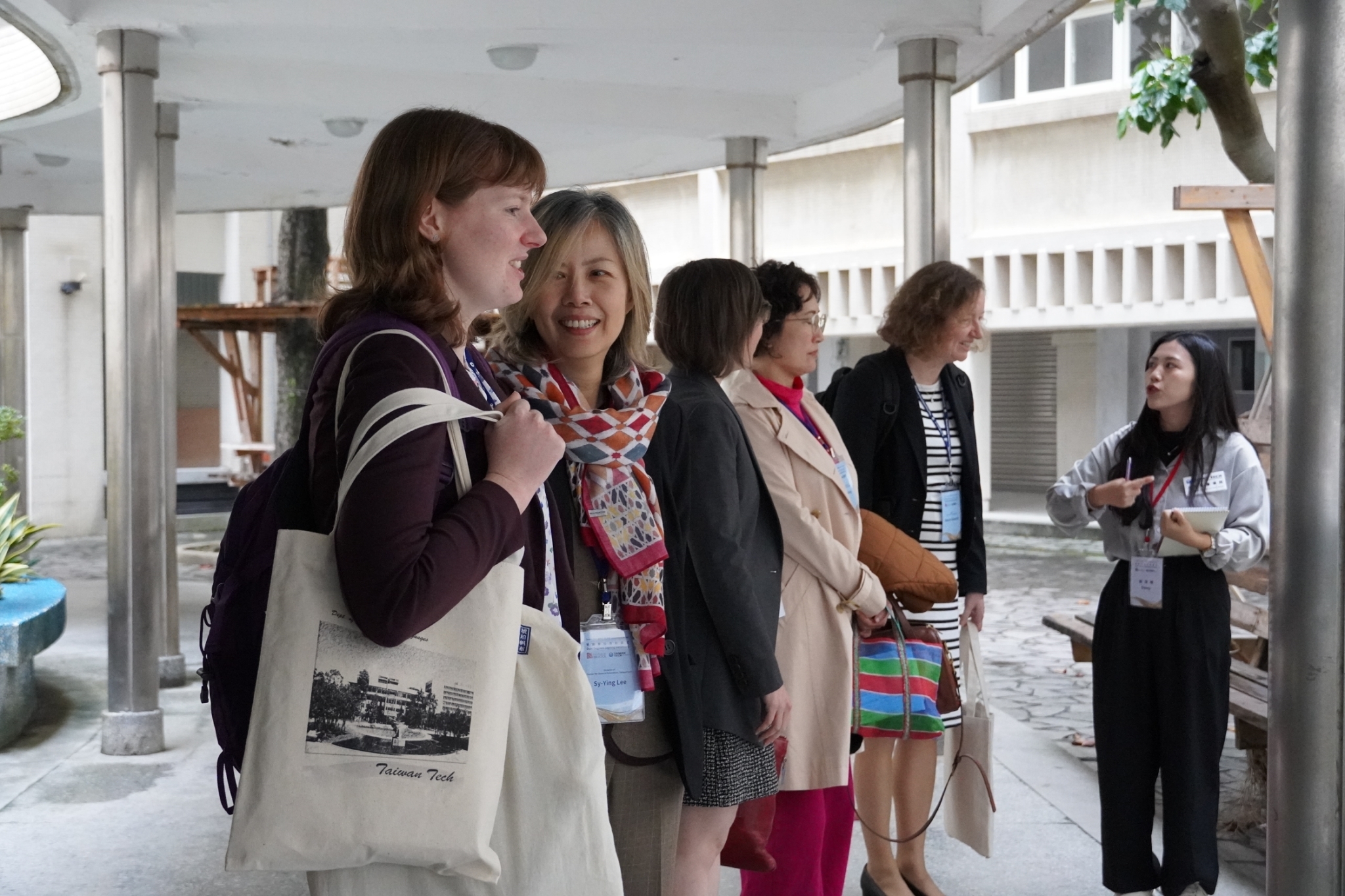 A foreign language campus tour was accompanied by students from the Department of Foreign Languages of Taiwan Tech.