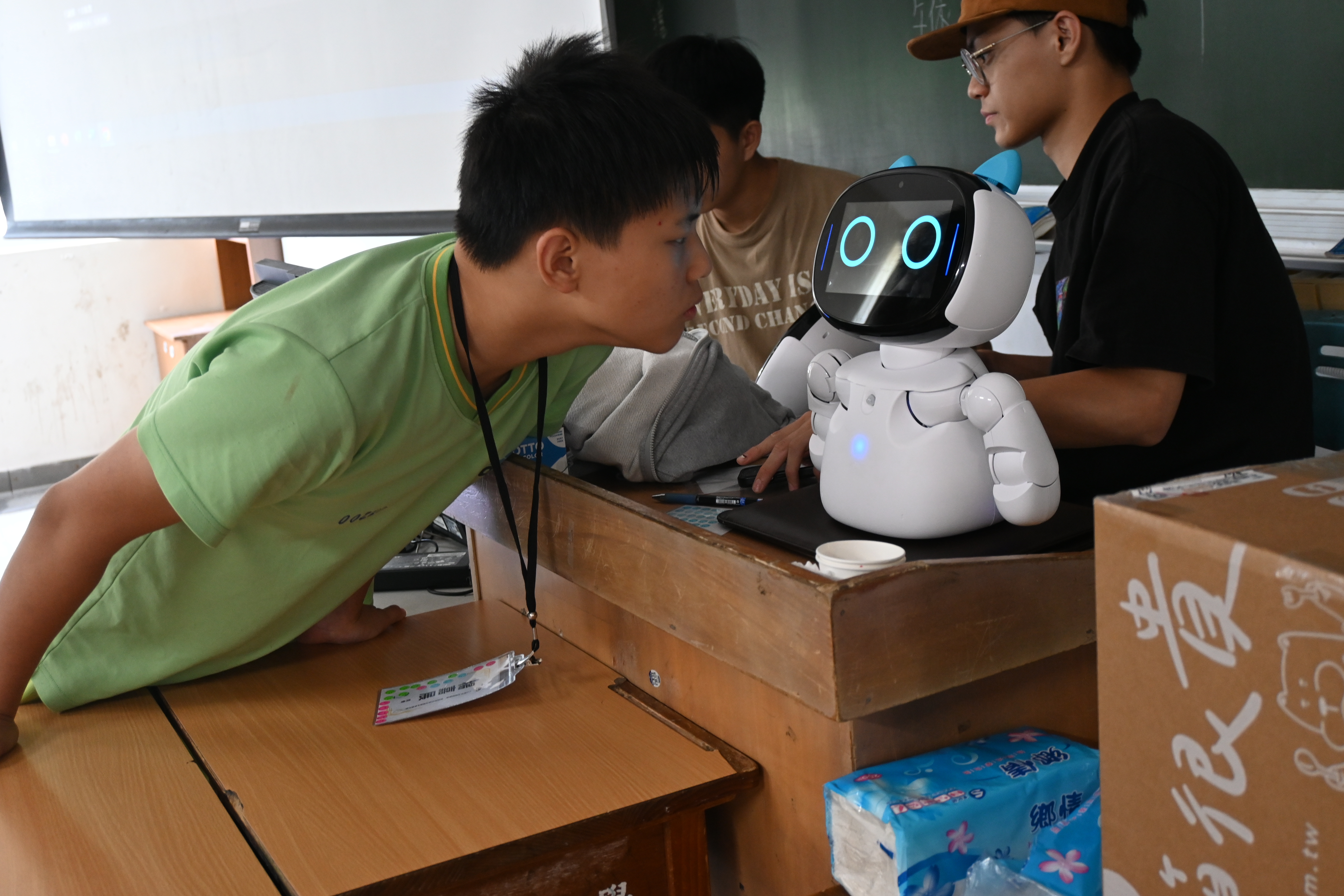 At their initial interaction with interactive robots, the curiosity of students from the affiliated junior high section of Jinshan High School in New Taipei City was sparked.