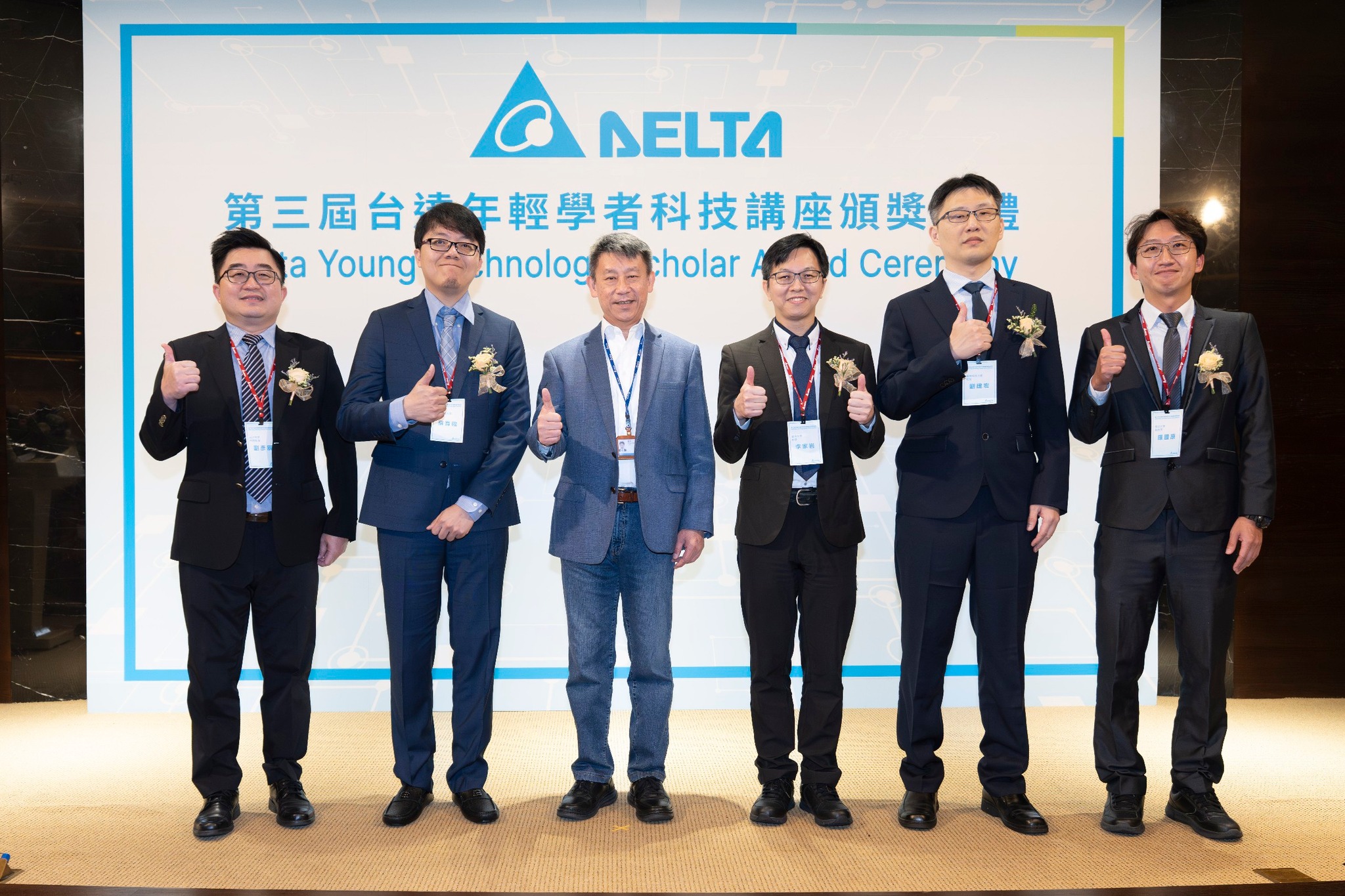 Professor Jian-Hong Liu  (second from right) received the “2025 Delta Young Technology Scholar Award” and was photographed with Delta Electronics Chairman Ping Cheng (third from left).