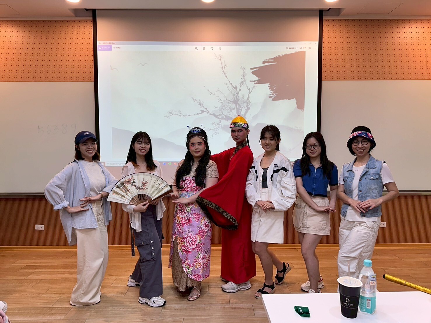 On the day of the performance, Professor Mei-Fang Shih (first from right) invited Hakka opera performer and researcher Meng-Shan Chiu (first from left) to provide evaluation and guidance.