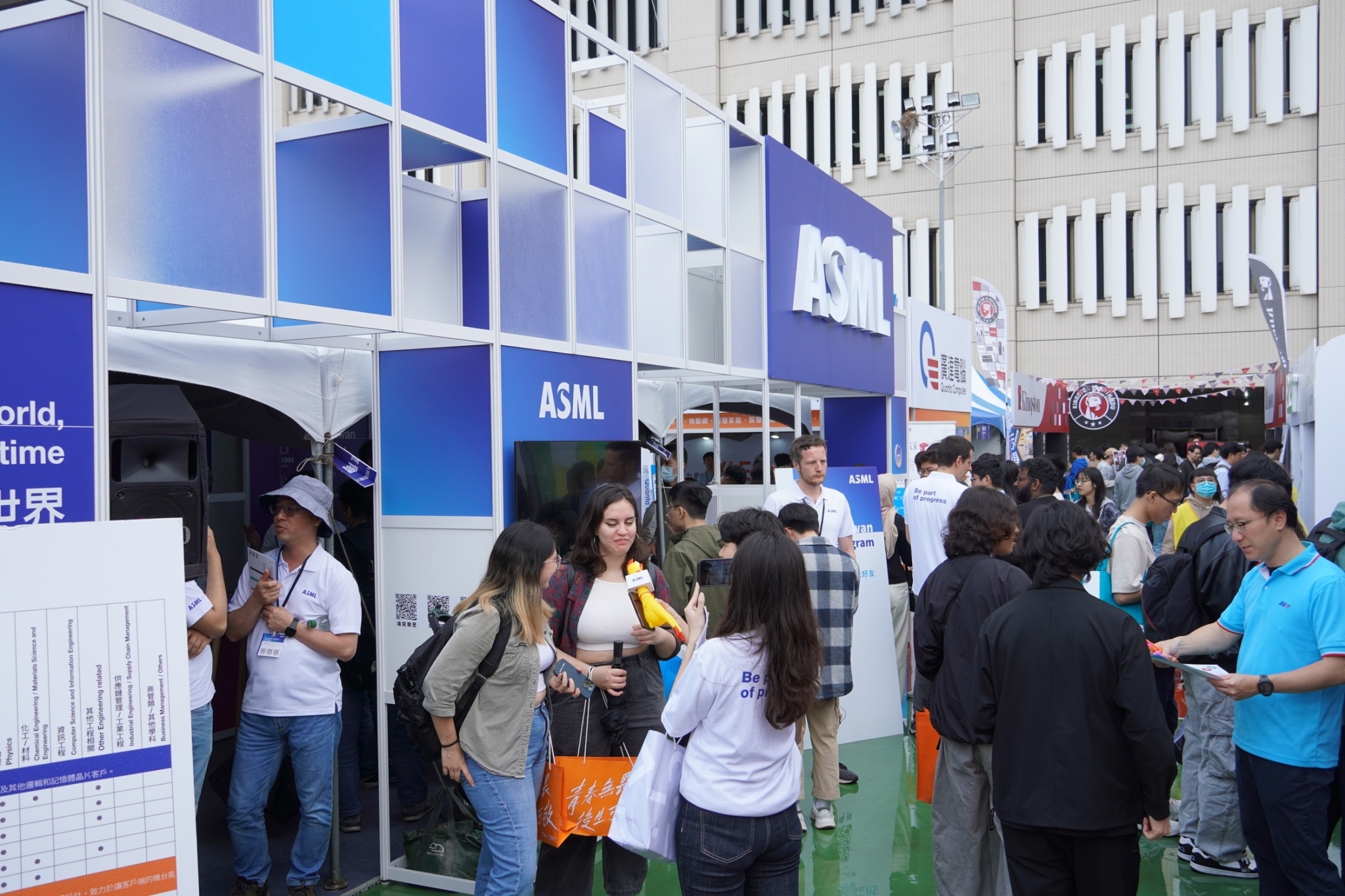 At Taiwan Tech's campus job fair, there were 215 recruiting companies, reaching a new high with 300 booths.