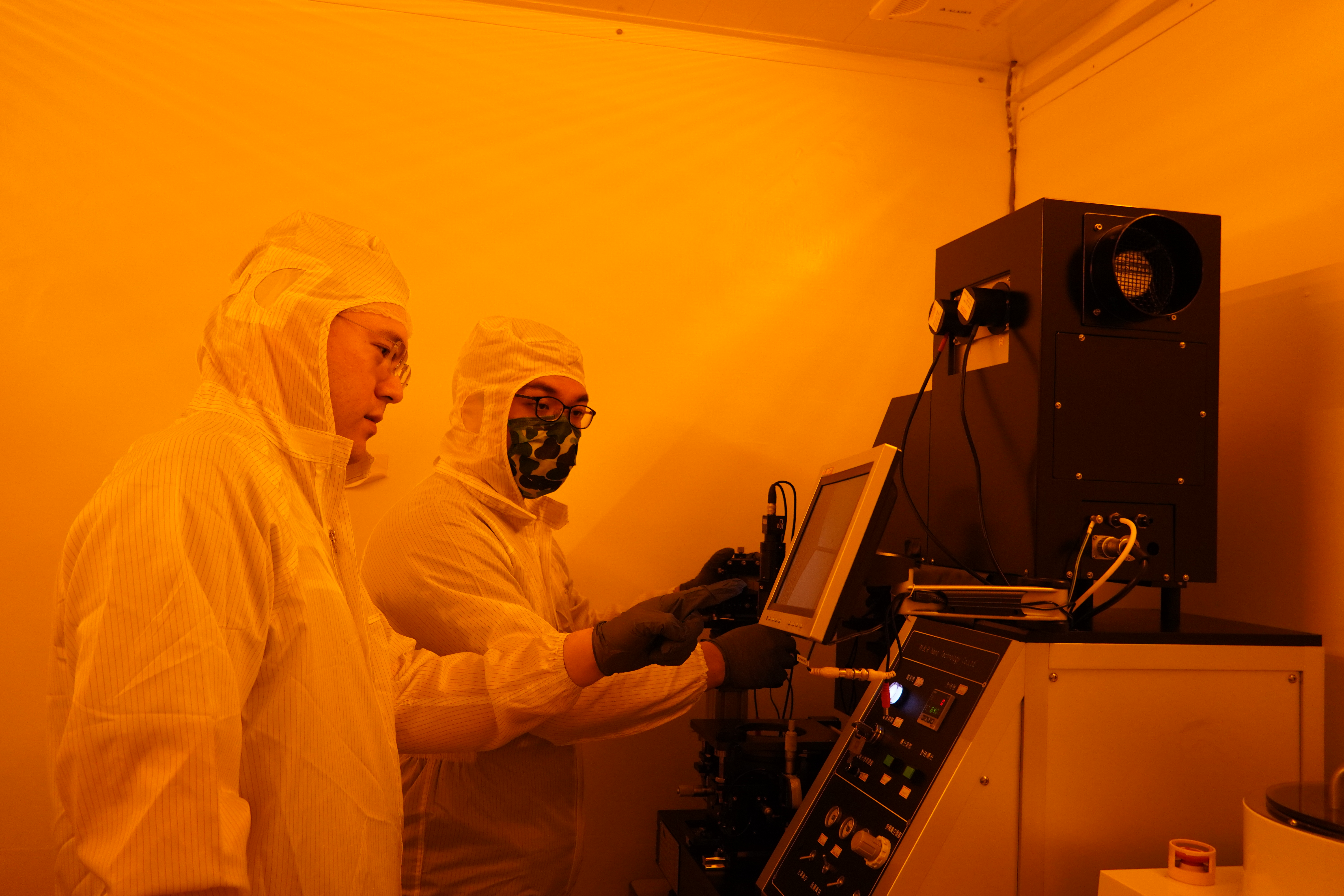 Hsiu-Yang Tseng leads the Thermal-Fluid MEMS Laboratory and has personally overseen all aspects of its early development, including facility setup and student training. The photo shows Tseng (left) and Mechanical Engineering student Cheng-Hsuan Tung (right) operating a mask aligner in the cleanroom to carry out photolithography processes.