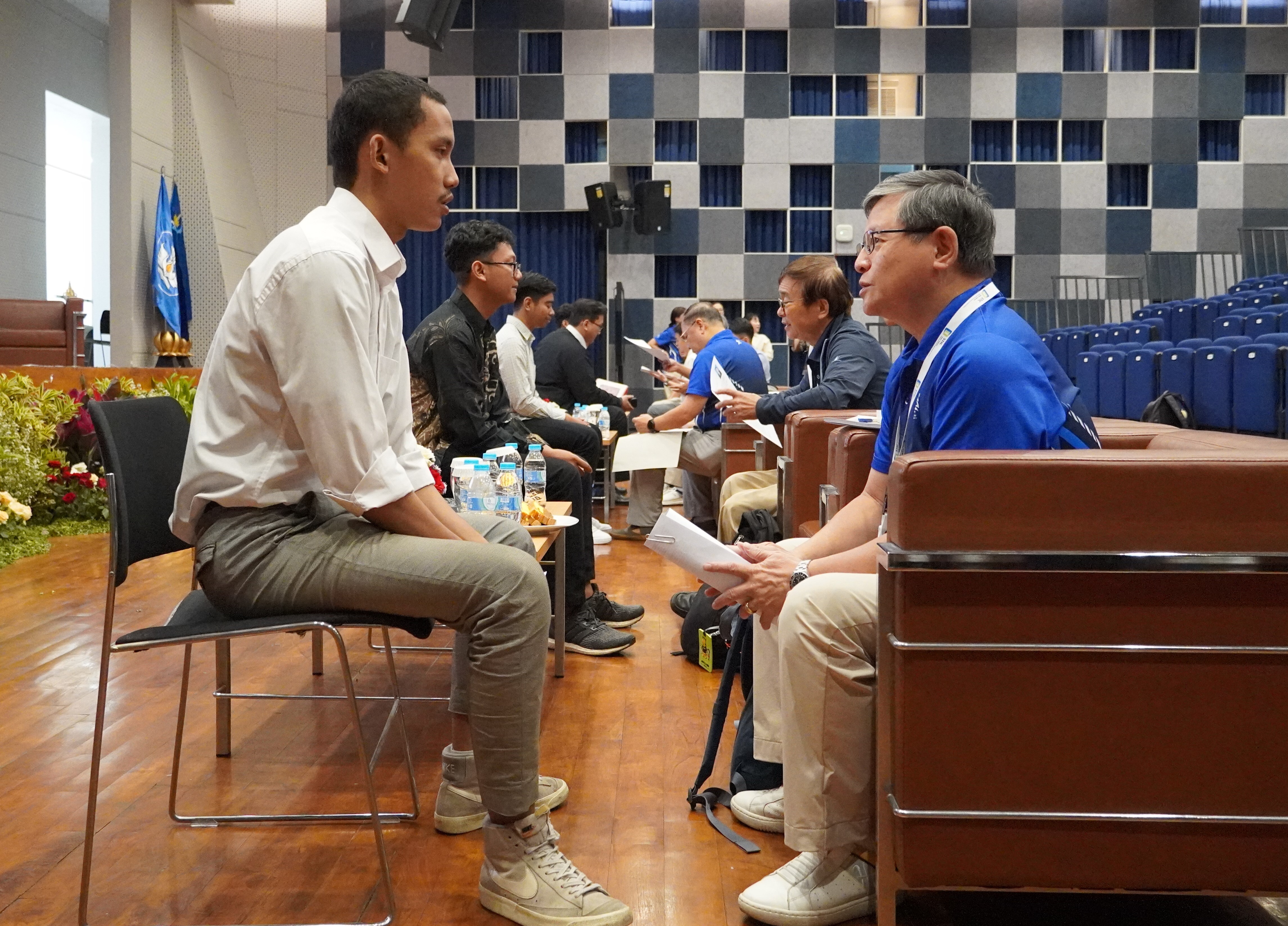 On August 14, a total of six senior executives of Taiwan Tech alumni-led companies - TUL, UWin Resource Regeneration Inc., Controlnet International Inc., Alder Optomechanical Corp., Mega Union, and Zhejiang Shangpin Electromechanical Engineering Co., Ltd. - conducted recruitment interviews at Sepuluh Nopember Institute of Technology in Surabaya. The event attracted nearly a hundred students from universities across Indonesia eager to secure positions.