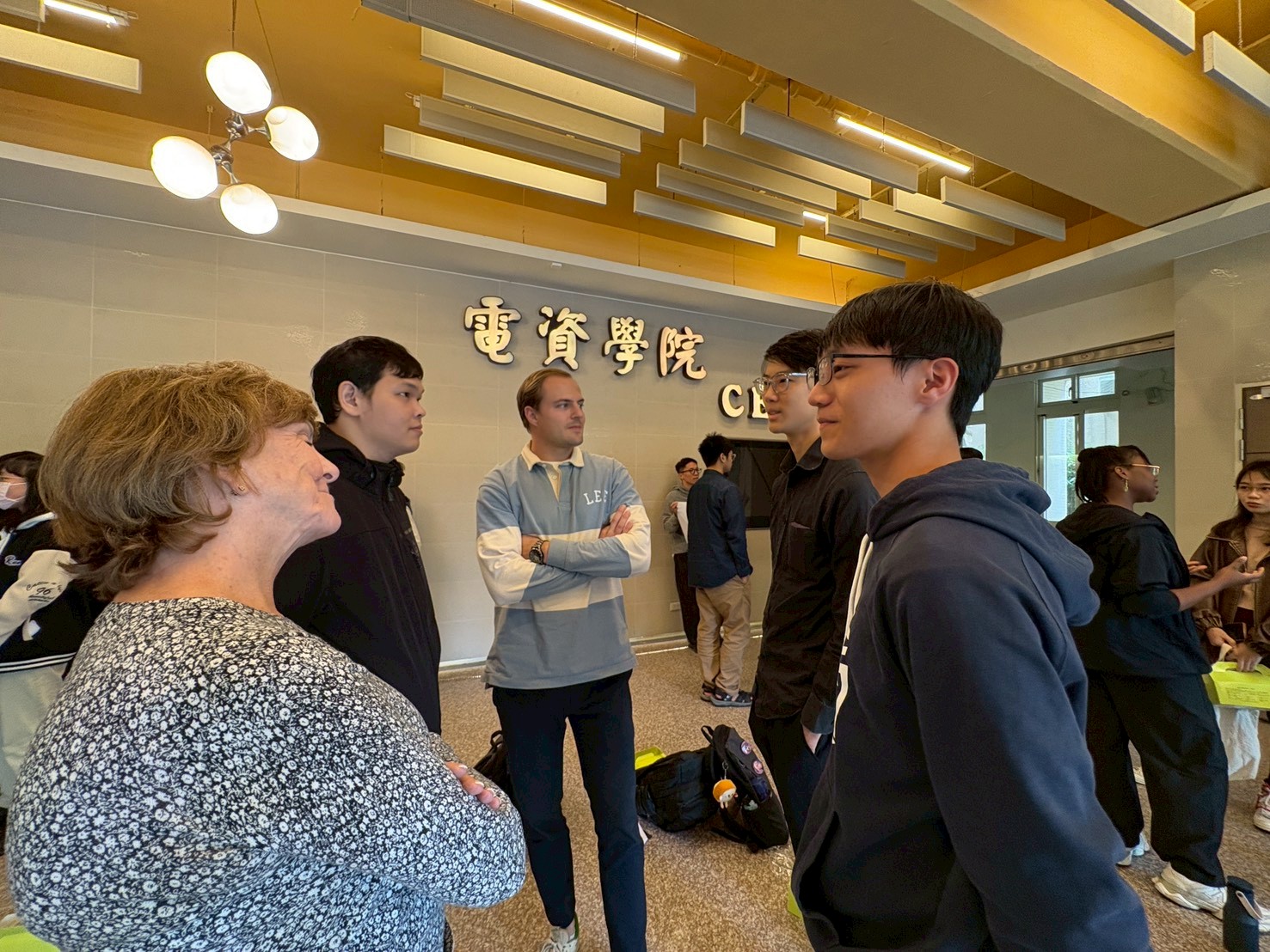 Local, international, and instructor students are engaging in active exchange.