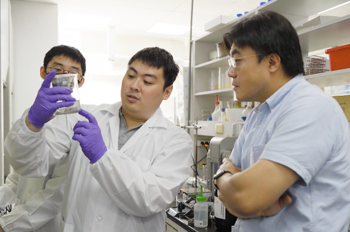 Professor Fu-Ming Wang (right) and his research team have dedicated years to studying ways to reduce the risks of lithium battery use and extend their lifespan.