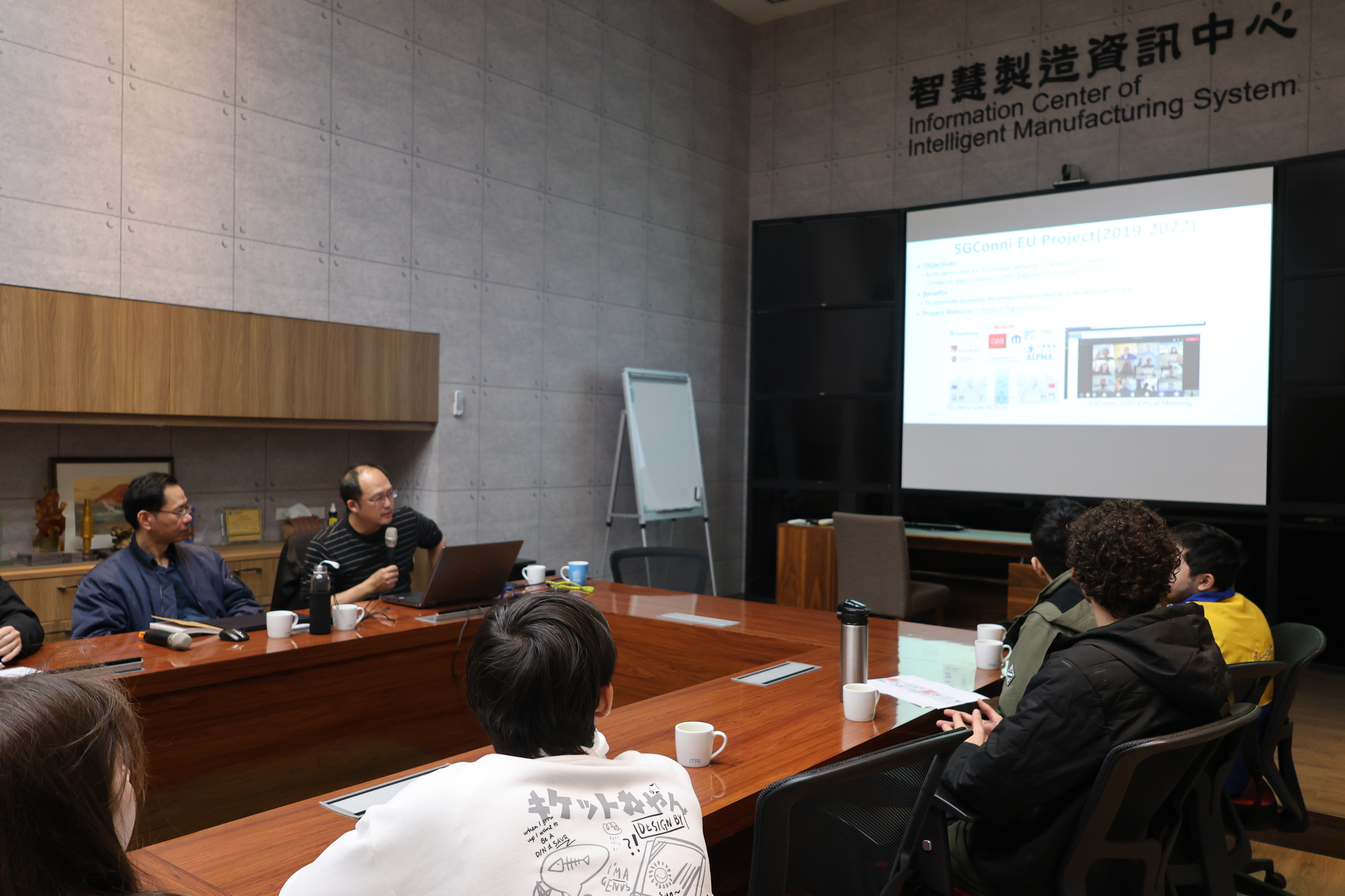 Students attentively listened to the Industrial Technology Research Institute's recent research and applications in the automation industry and smart manufacturing.