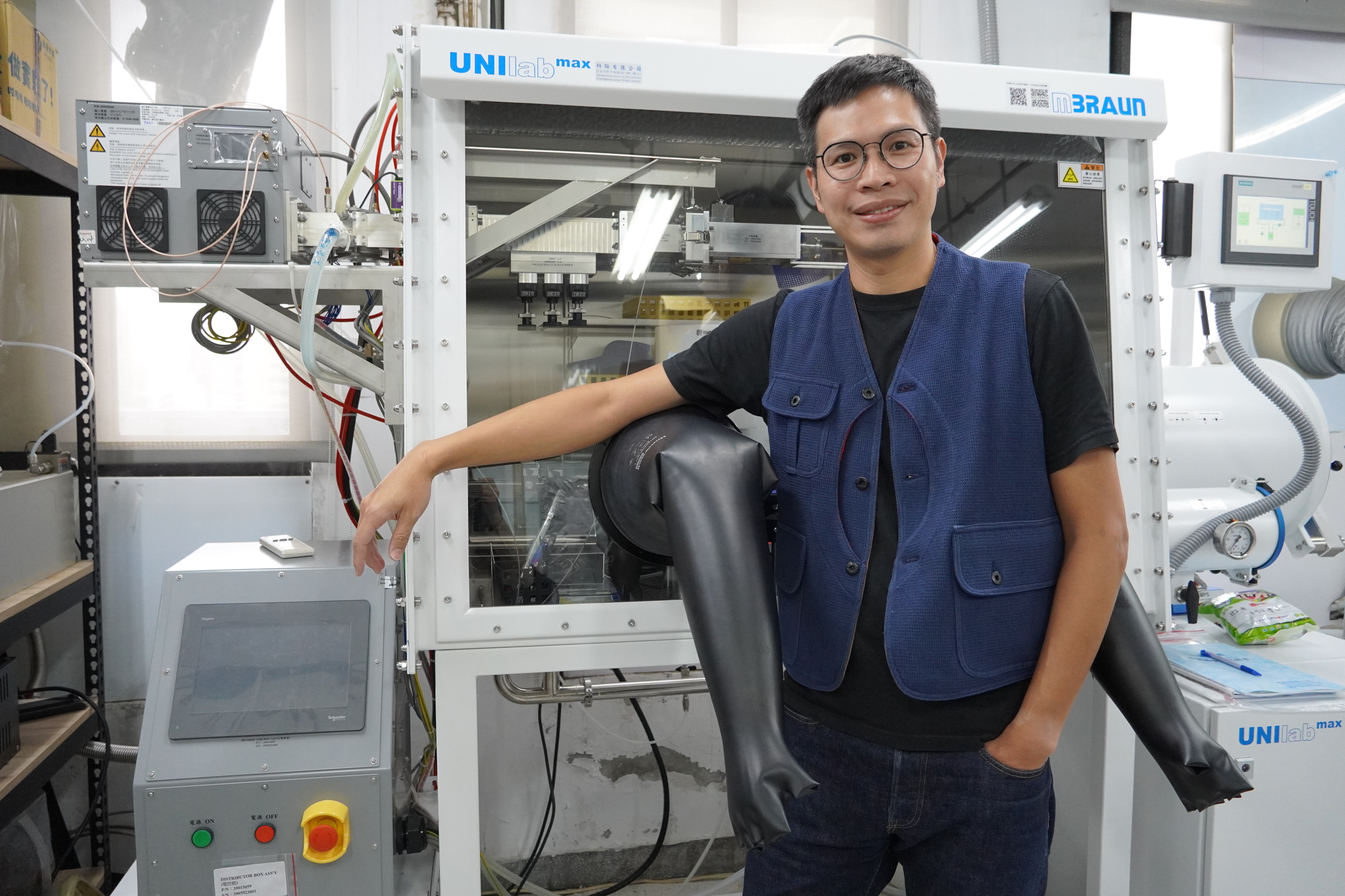 Associate Professor Yu-Cheng Chiu from Taiwan Tech has combined semiconductor technology with traditional rubber to develop the first flexible semiconductor device with elastic self-healing capability. This achievement earned him the 2024 “Ta-You Wu Memorial Award."