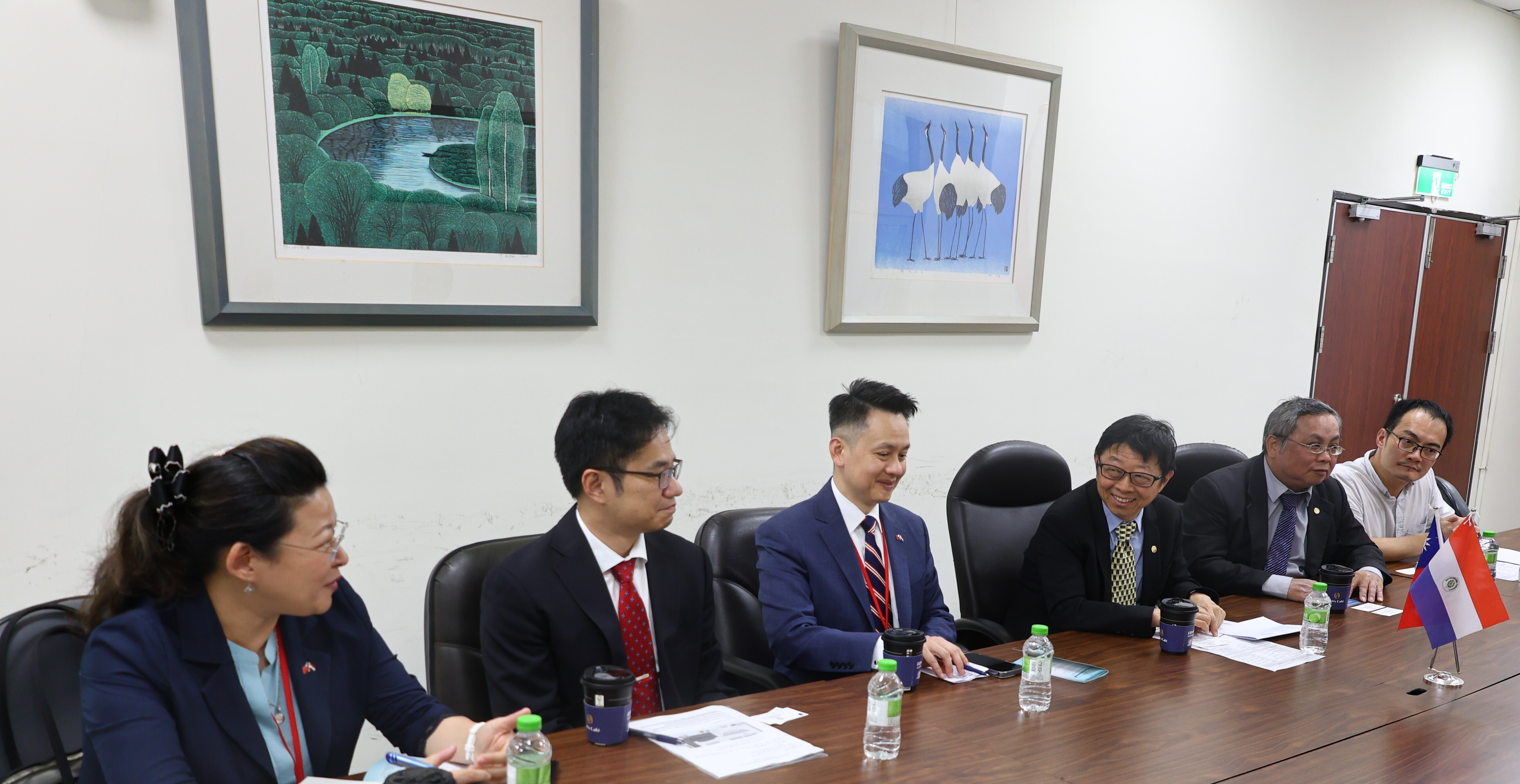 President Jia-Yush Yen of Taiwan Tech (third from the right) and the Paraguayan delegation engaged in fruitful discussions with great enthusiasm.