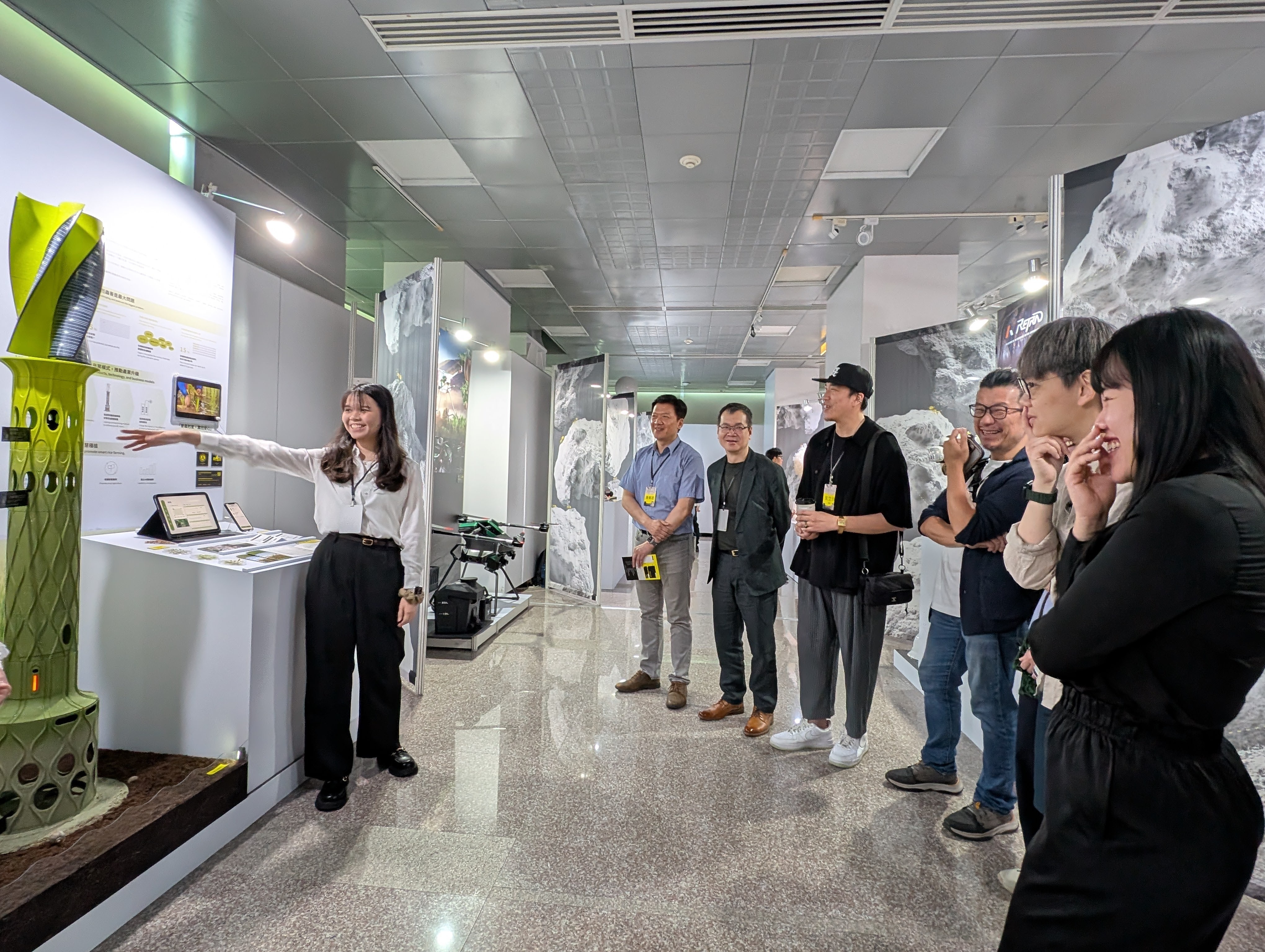 Several industry designers visited the Graduation Exhibition of the Department of Design, engaging in discussions with students to foster industry-academia collaboration.