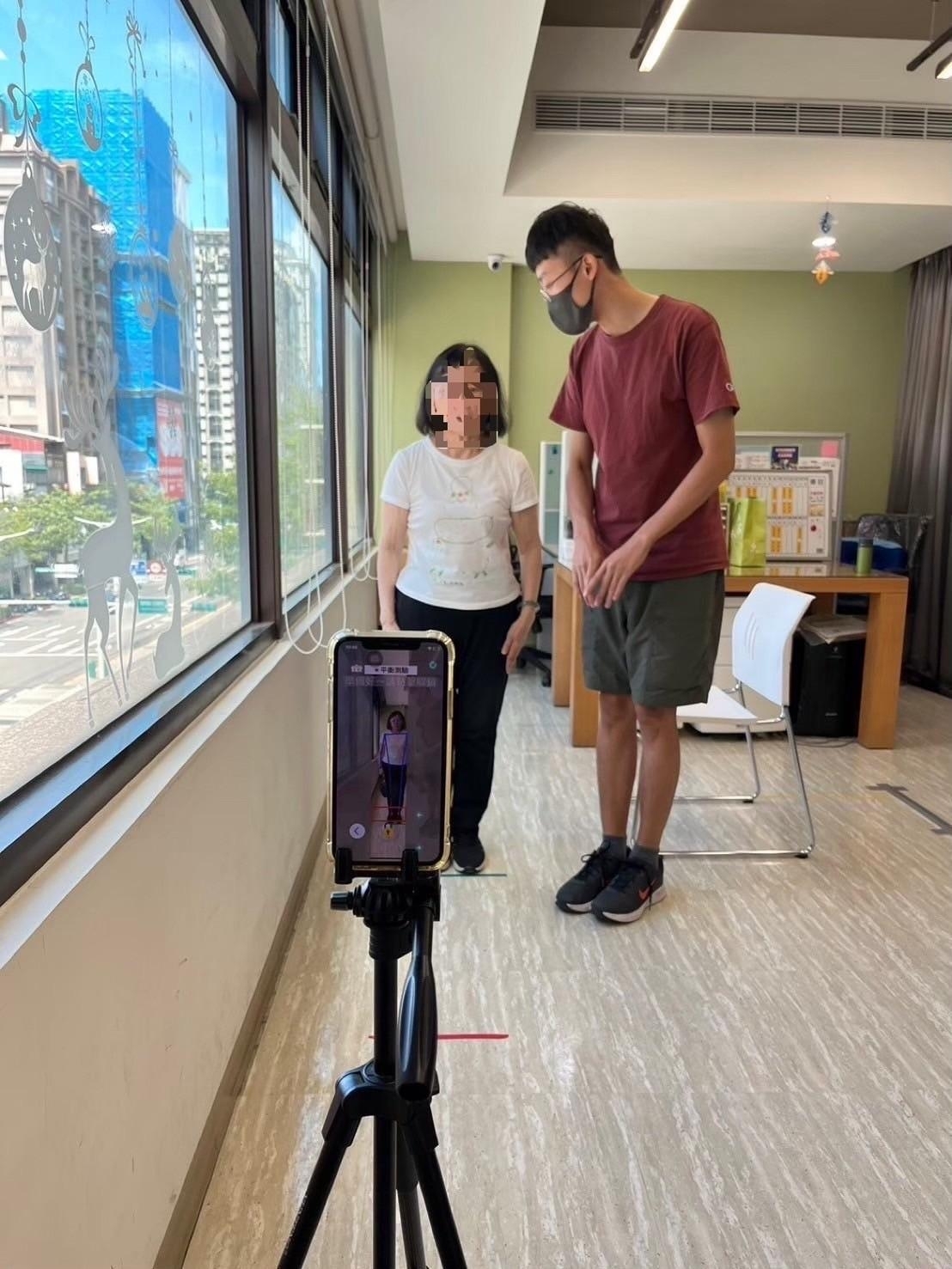 By testing three actions - balance, standing, and walking - data on horizontal and vertical mobility can be collected and analyzed in just two minutes.