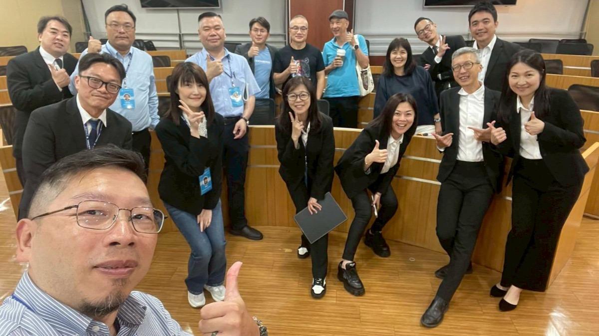Taiwan Tech EMBA Executive Director Chih-Hao Lu, Professor Luarn Pin of the Department of Business Administration, and Professor Cheng-Kang Chen of the Department of Information Management served as advisors to the two competing teams, Formosa Tigers and Full Tiger Power.