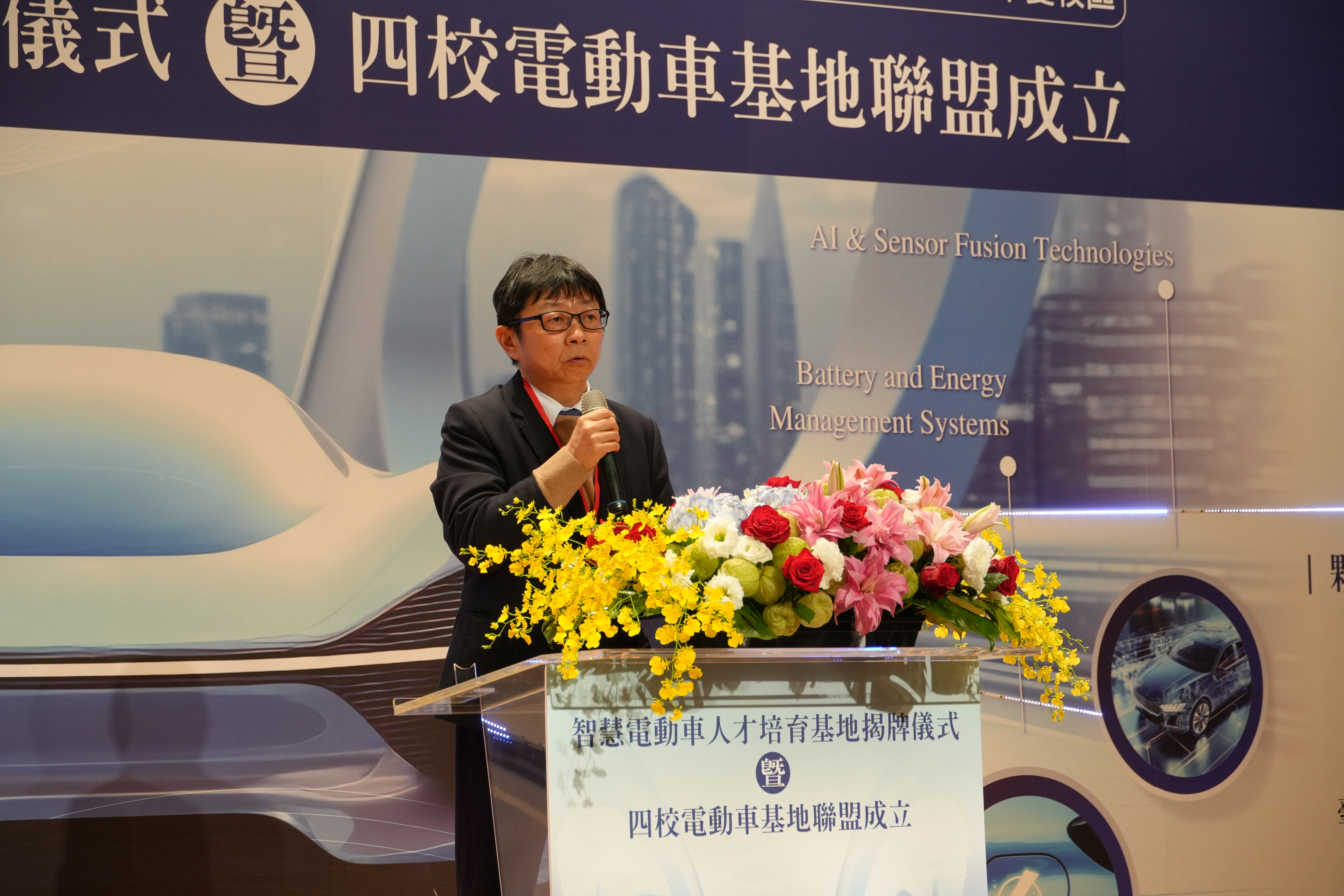 Taiwan Tech President Jia-Yush Yen delivers a speech.