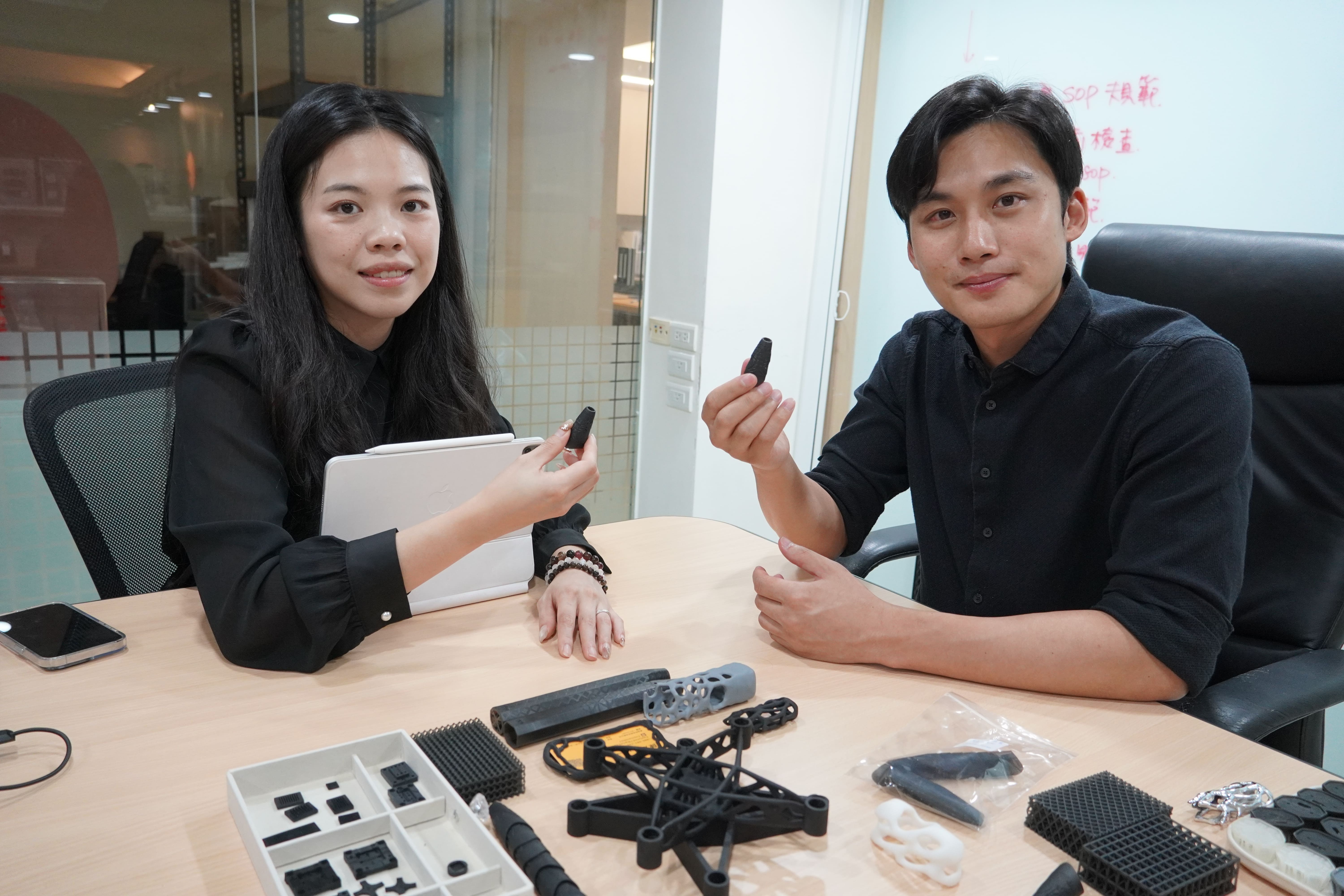 “Freenity” was co-founded by a husband-and-wife team. CEO and founder Ding-Xian Chen are on the right, and on the left is his wife, COO Wei-Ying Chen, both holding the “front cover” badminton racket product.