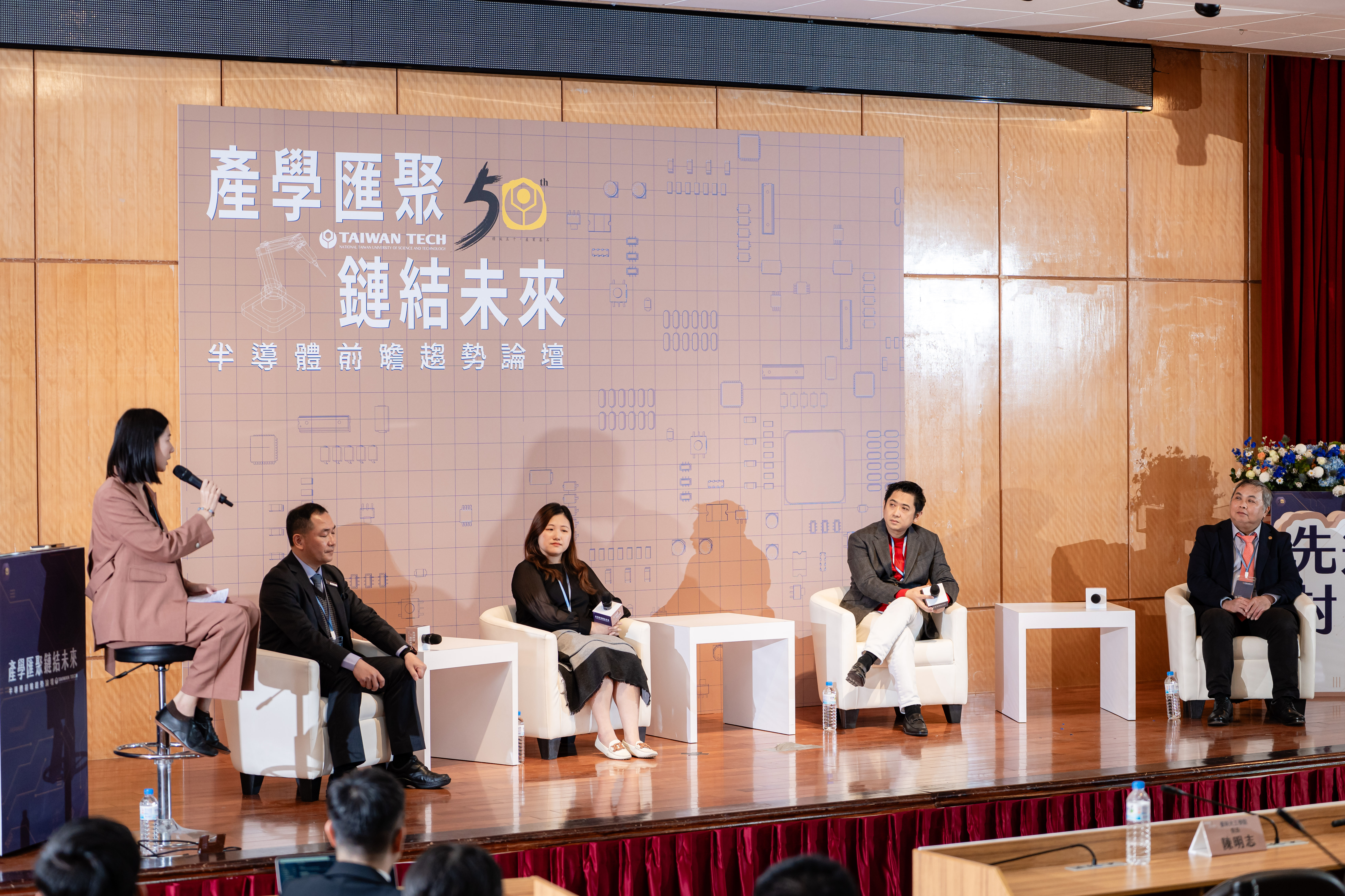 The Semiconductor Advanced Packaging Technology Forum specially arranged a roundtable discussion session, allowing industry and academic experts to have an in-depth discussion on the future challenges of CoWoS technology, global market competition, and talent cultivation. From left to right: Roundtable Forum Moderator, Reuters Reporter Wen-Yi Li; Hong-Yi Li, General Manager of Scientech Corporation; Hui-Hsuan Lu, Spokesperson of Allring Tech Co., Ltd.; You-Wen Liang, General Manager of C Sun Manufacturing Ltd.; Ming-Jyh Chern, Dean of the College of Engineering at Taiwan Tech.