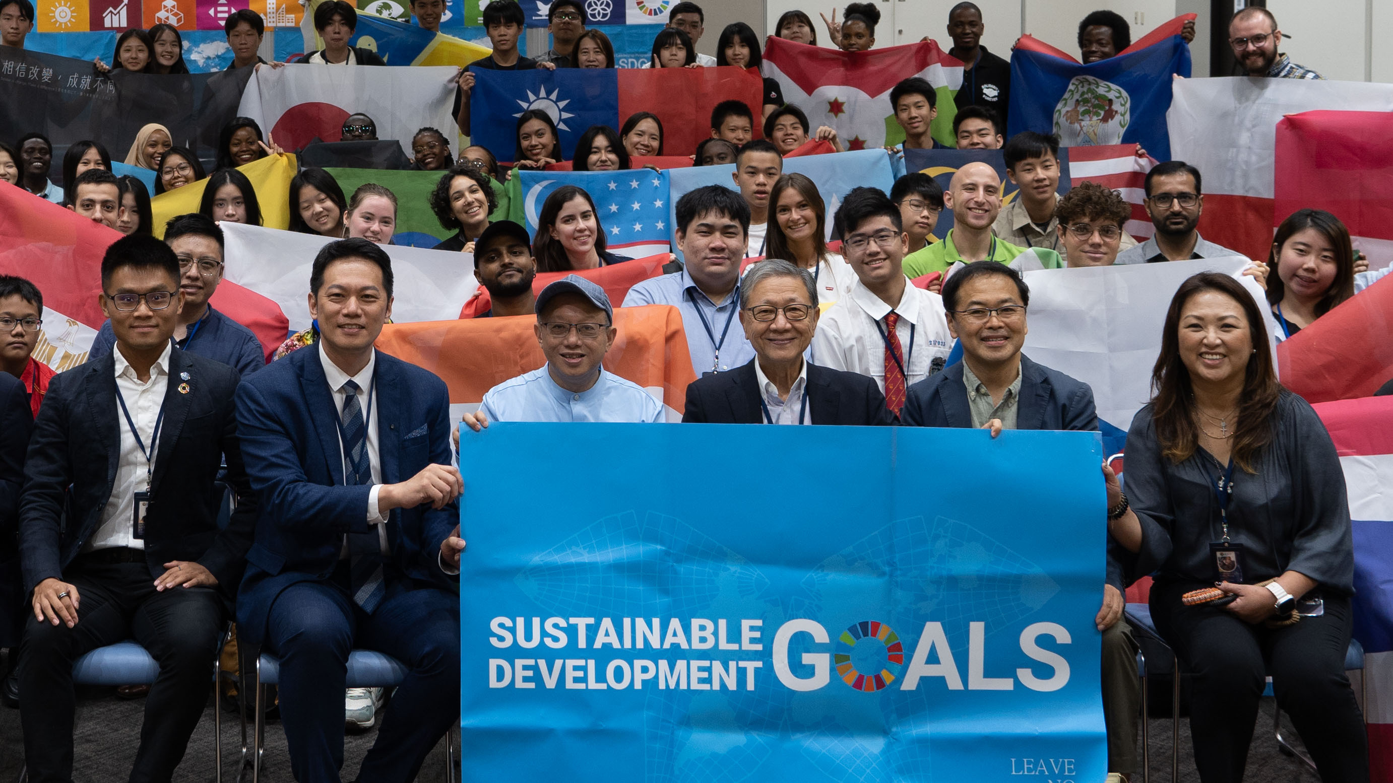 The forum invited distinguished guests including Jack Huang (first from left), senior consultant for the United Nations Office of ICT in Asia-Pacific Headquarters, Ming-Tsong Wei (second from left), Chairman of the New Taipei City Chinese Youth Growth Foundation, and Mr. Johnathan Chong (third from left), Co-founder of the Social Impact Investment Fund (SIIF). On the right, from right to left, are Professor Cathy Weng, Chief Instructor of Youth Ambassador Training at Taiwan Tech, Mr. Masamitsu Naito, the forum consultant from Japan, and Mr. Daniel Shih, the forum chairman.