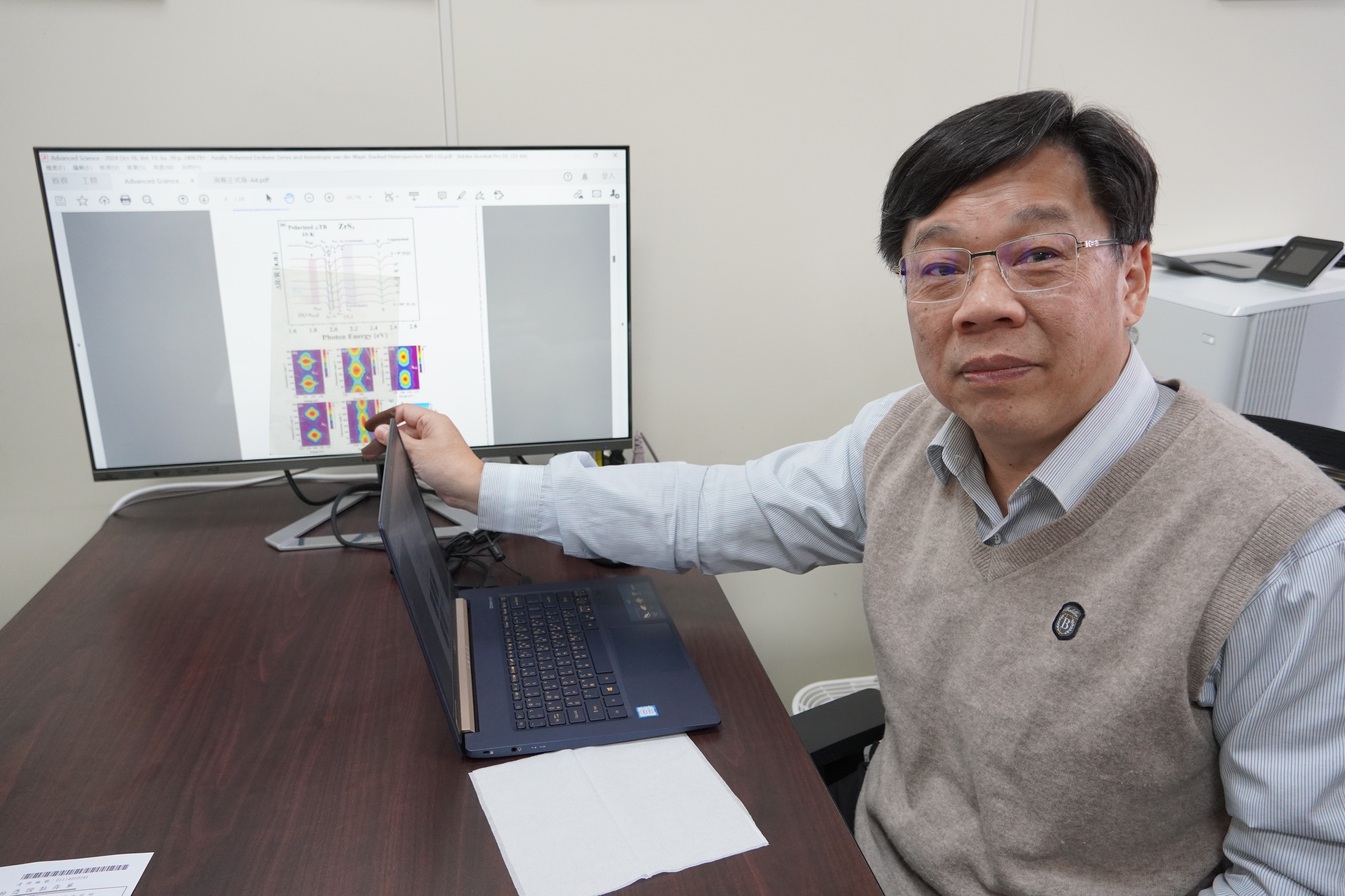 Professor Ching-Hwa Ho from Taiwan Tech used polarizers and computer LCD screens as examples to explain linear polarization. In the image, the polarizer is transparent when operated at (E||b), similar to the exciton emission polarization direction being parallel to the b-axis of ZrS3.