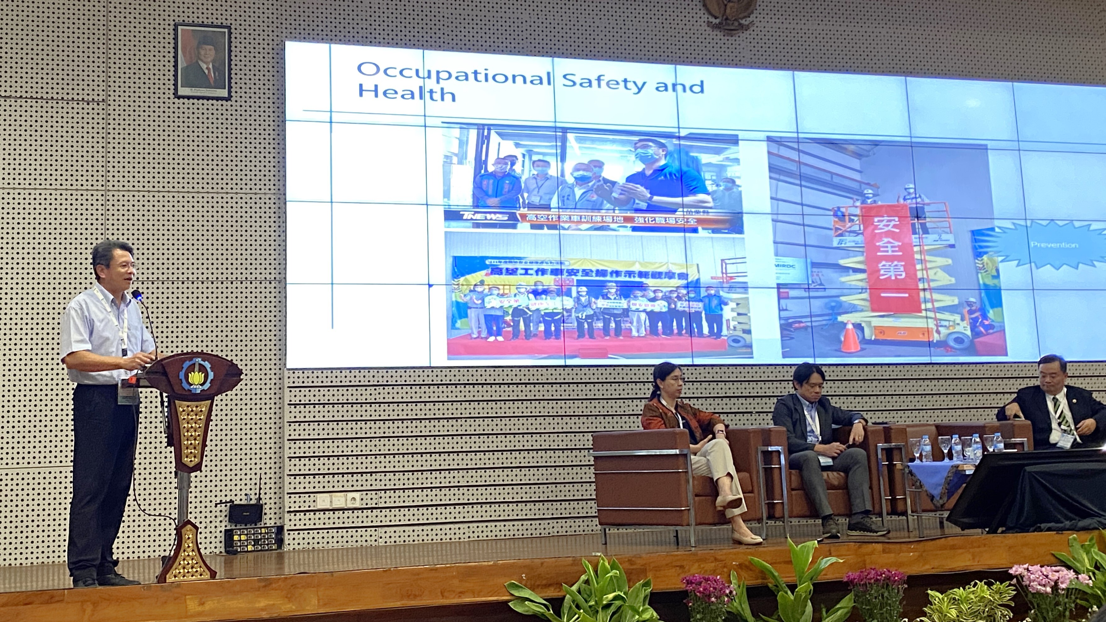 Jieh-Haur Chen, Associate Dean of the College of Engineering at National Central University, presented on “smart construction and carbon reduction”, demonstrating how artificial intelligence can enhance steel fabrication processes and intelligent coating systems to improve efficiency and reduce emissions.
